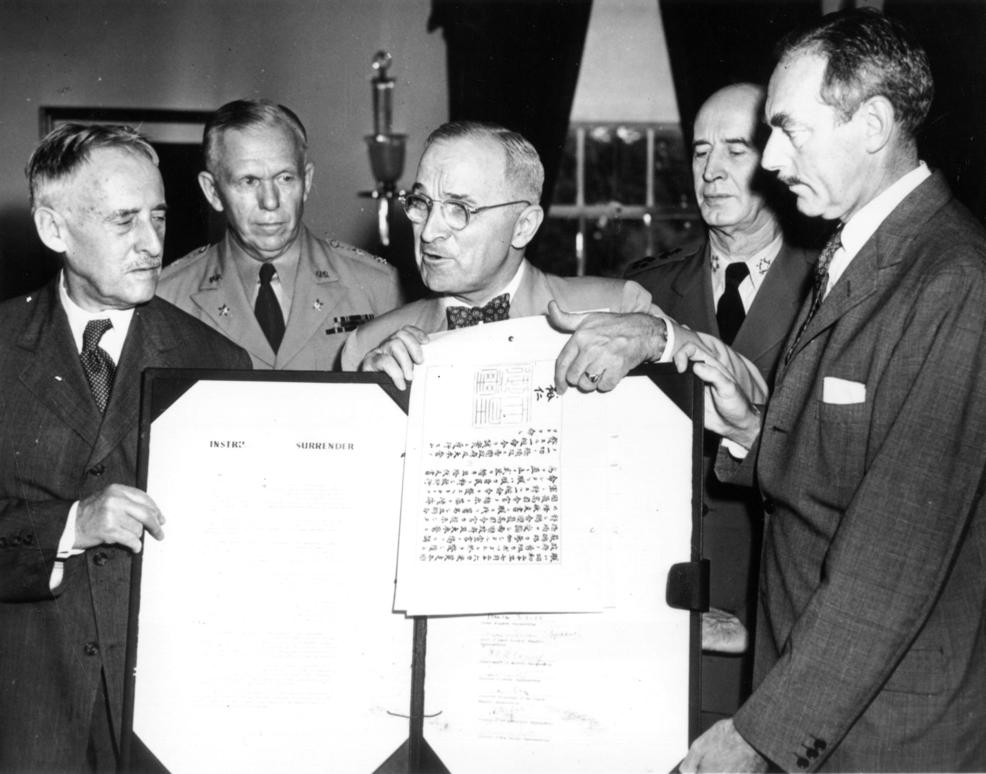 Le Président des États-Unis, Harry Truman, montre l’acte de capitulation du Japon à Maison Blanche, le 7 septembre 1945.