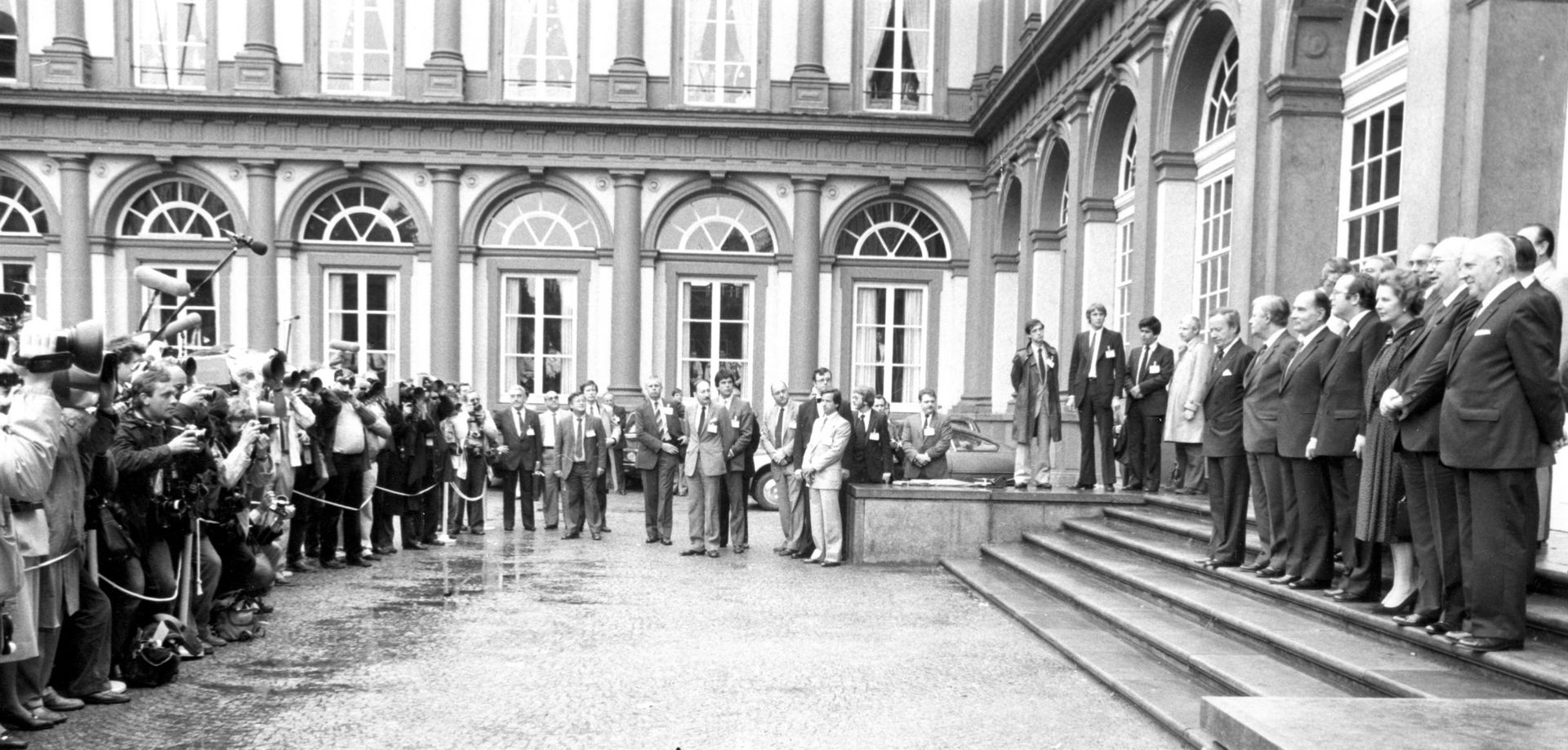 Photo de famille dans la cour d'honneur lors d'un Sommet européen en 1982.