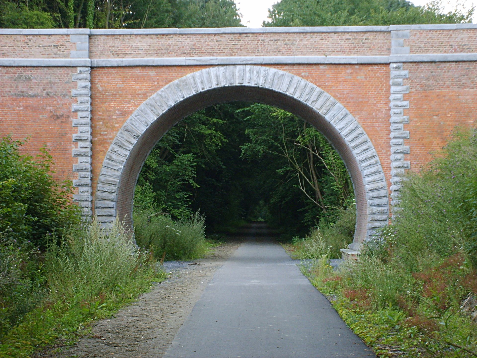Un pont au-dessus de l'ancienne ligne de chemin de fer 108 à Vellereille-les-Brayeux (Hainaut).