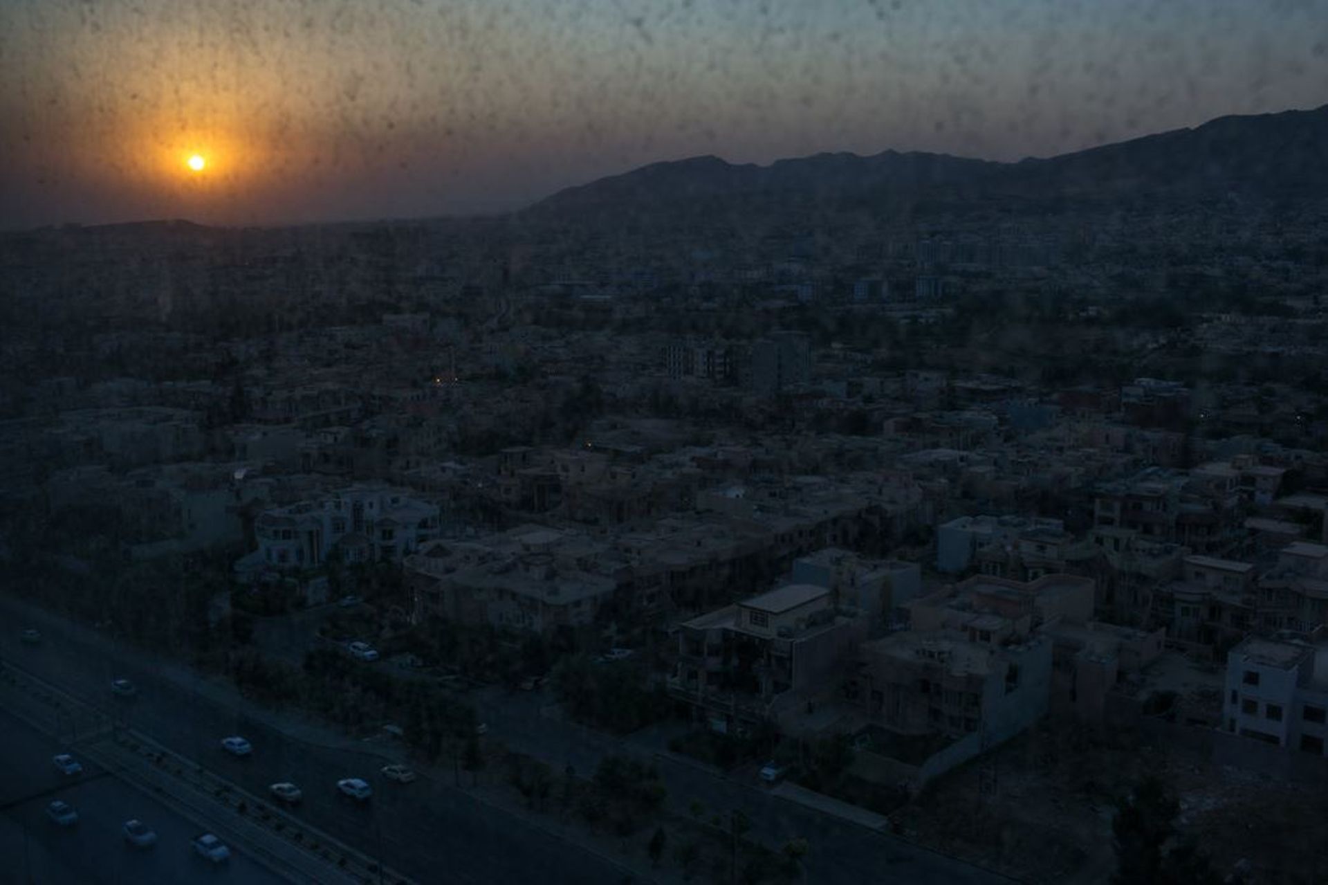 Un coucher de soleil à Dohuk, dans la région du Kurdistan du nord de l’Irak. Les militants de l’Etat Islamique ont conquis d’importants territoires en Irak, et le viol systématique des femmes et des jeunes  filles de la minorité religieuse Yazidi est fort