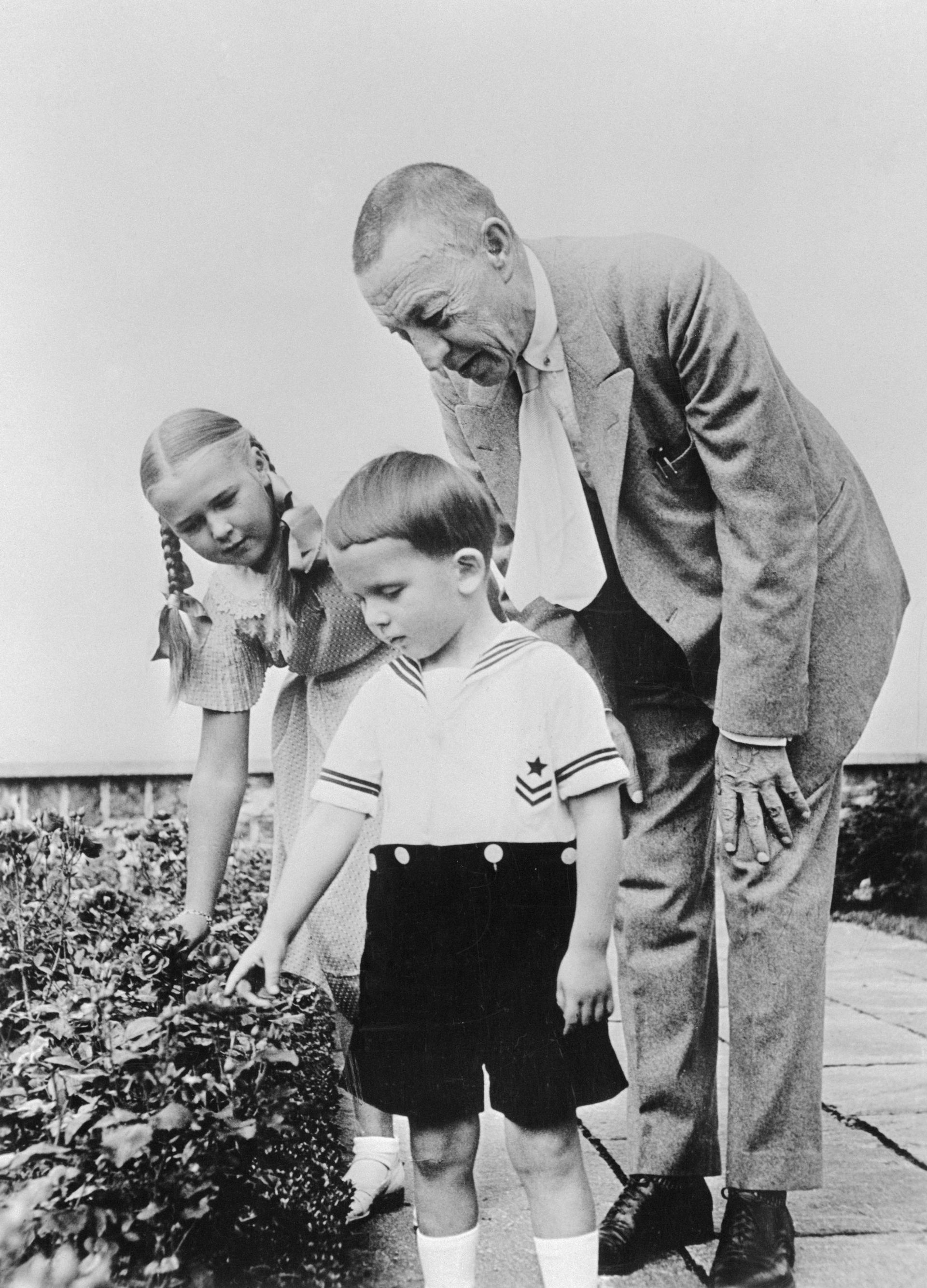 Rachmaninov avec ses petits-enfants