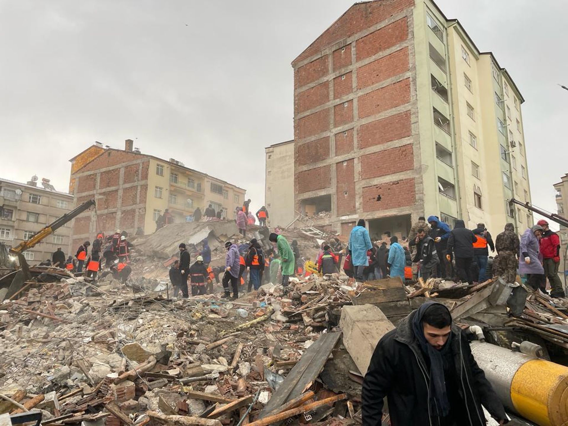 Les opérations de recherche et de sauvetage se poursuivent après le tremblement de terre de magnitude 7,7 qui a frappé Elazig, en Turquie, le 06 février 2023. 