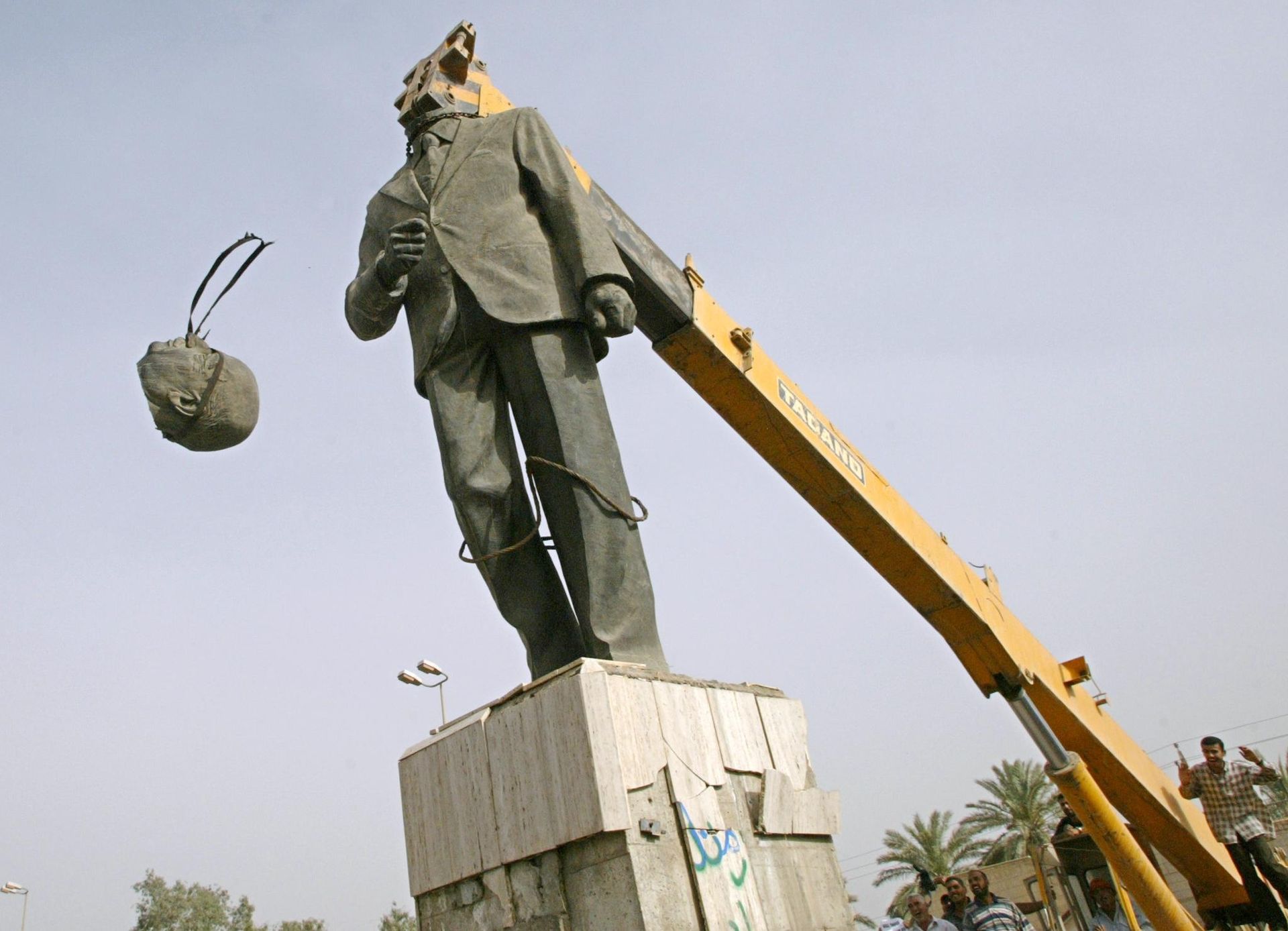 Décapitation de la statue d'Ahmad Hassan al-Bakr à Bagdad en 2003