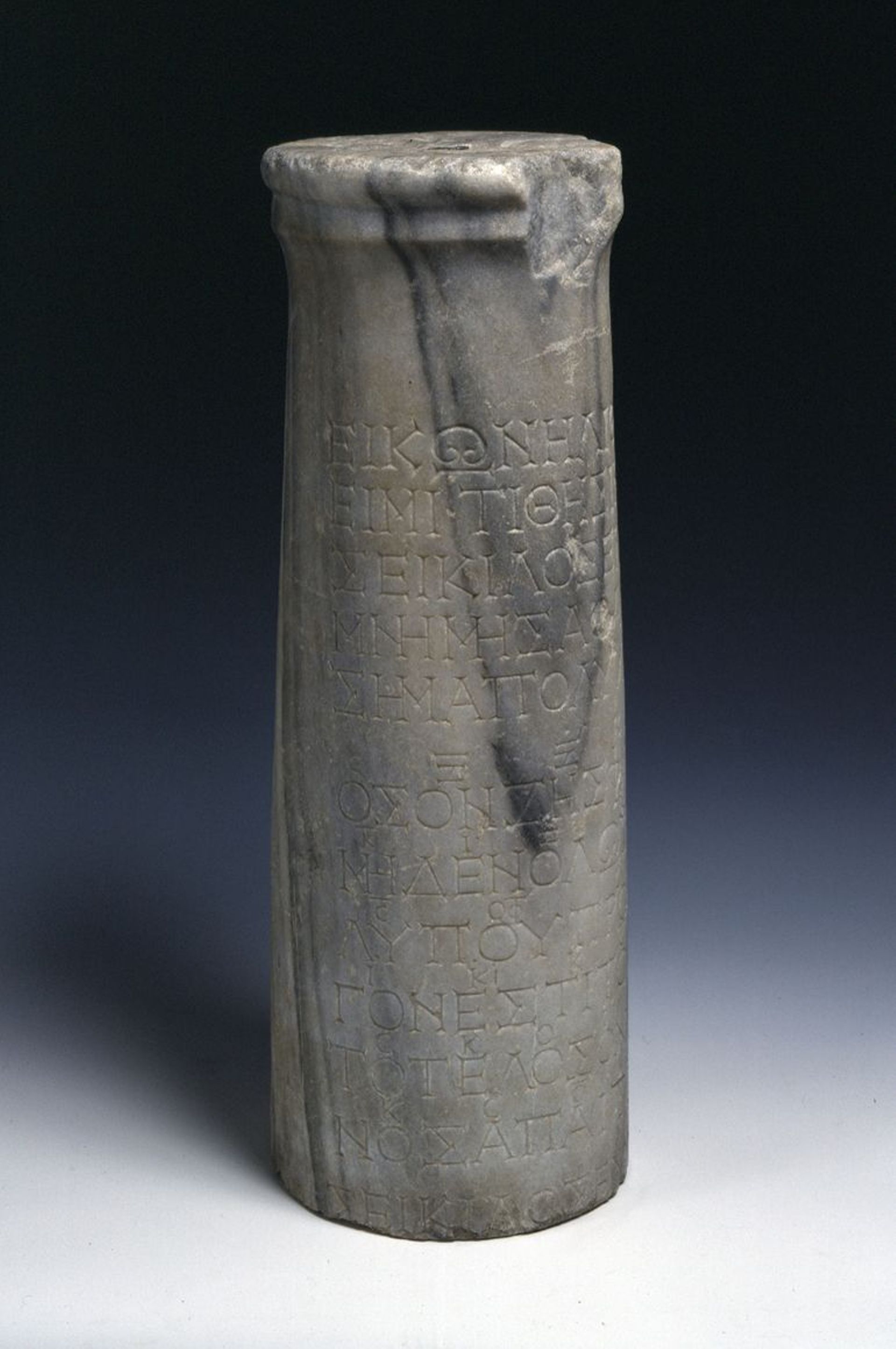 Stèle portant l’inscription de Seikilos, datant du IIe siècle avant Jésus-Christ, exposé au Musée National du Danemark, à Copenhague 