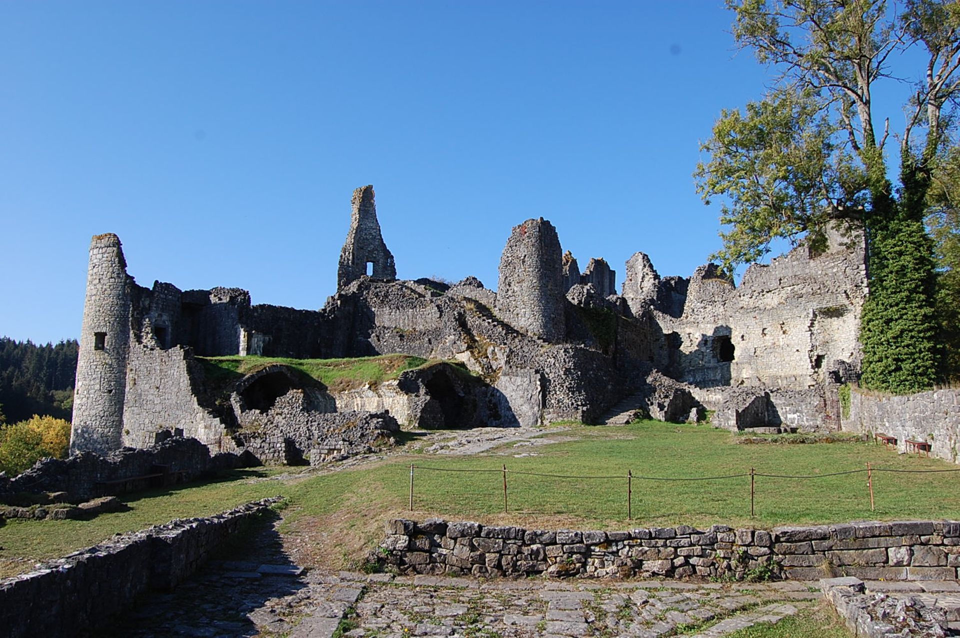 Plongée au Moyen-Âge avec les ruines de Château Fort de Montaigle