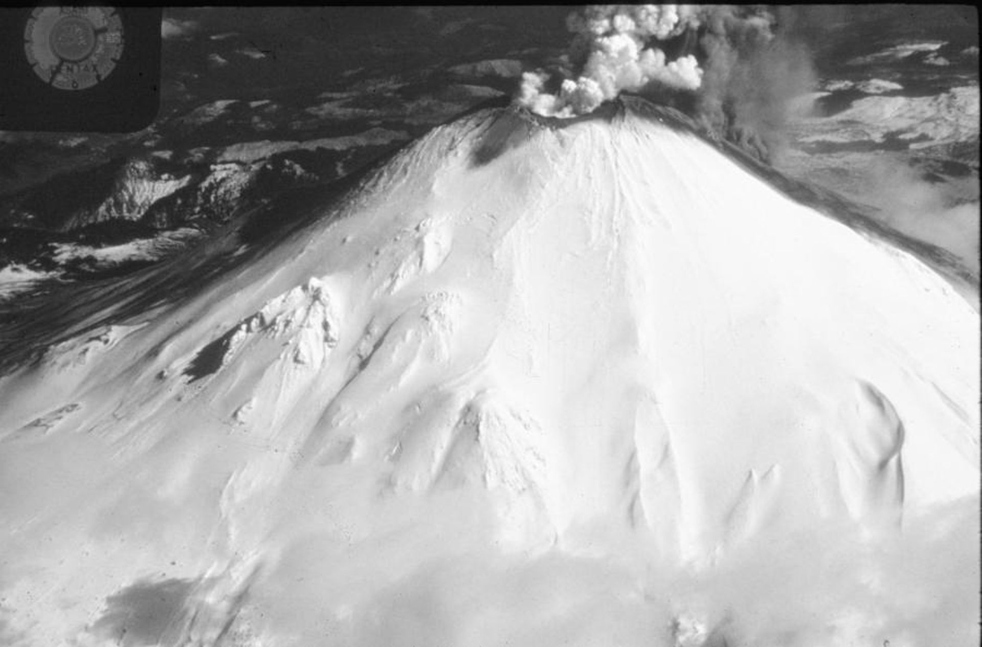 Le sommet du Mont Saint-Helens quelques jours après le premier séisme.