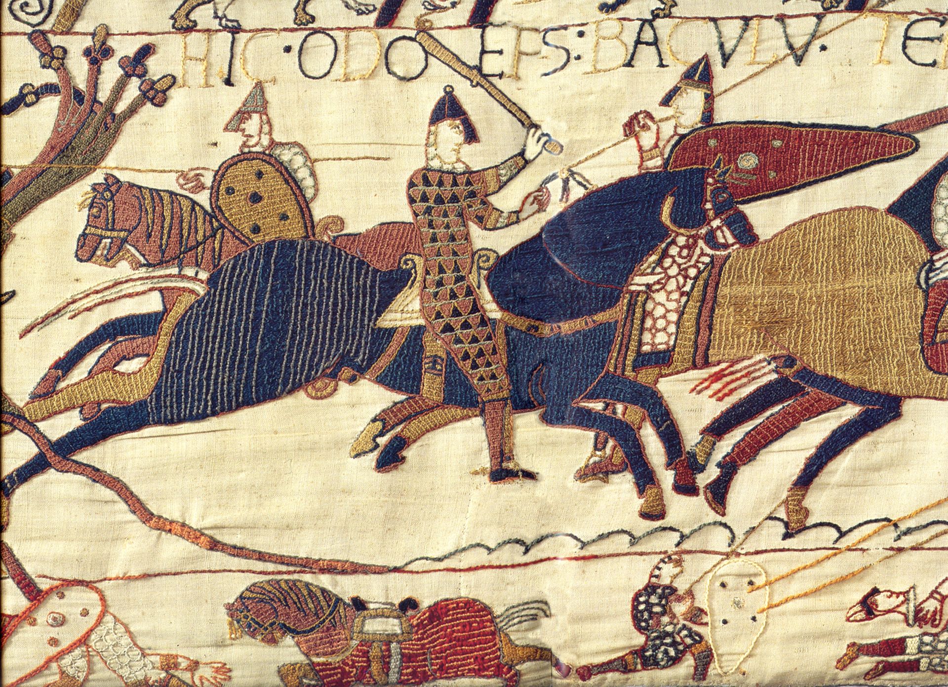 Odon sur son cheval noir lors de la bataille de Hastings. Il ne porte pas d’arme mortelle, puisqu’il est ecclésiastique et ne peut donc en théorie pas tuer.
