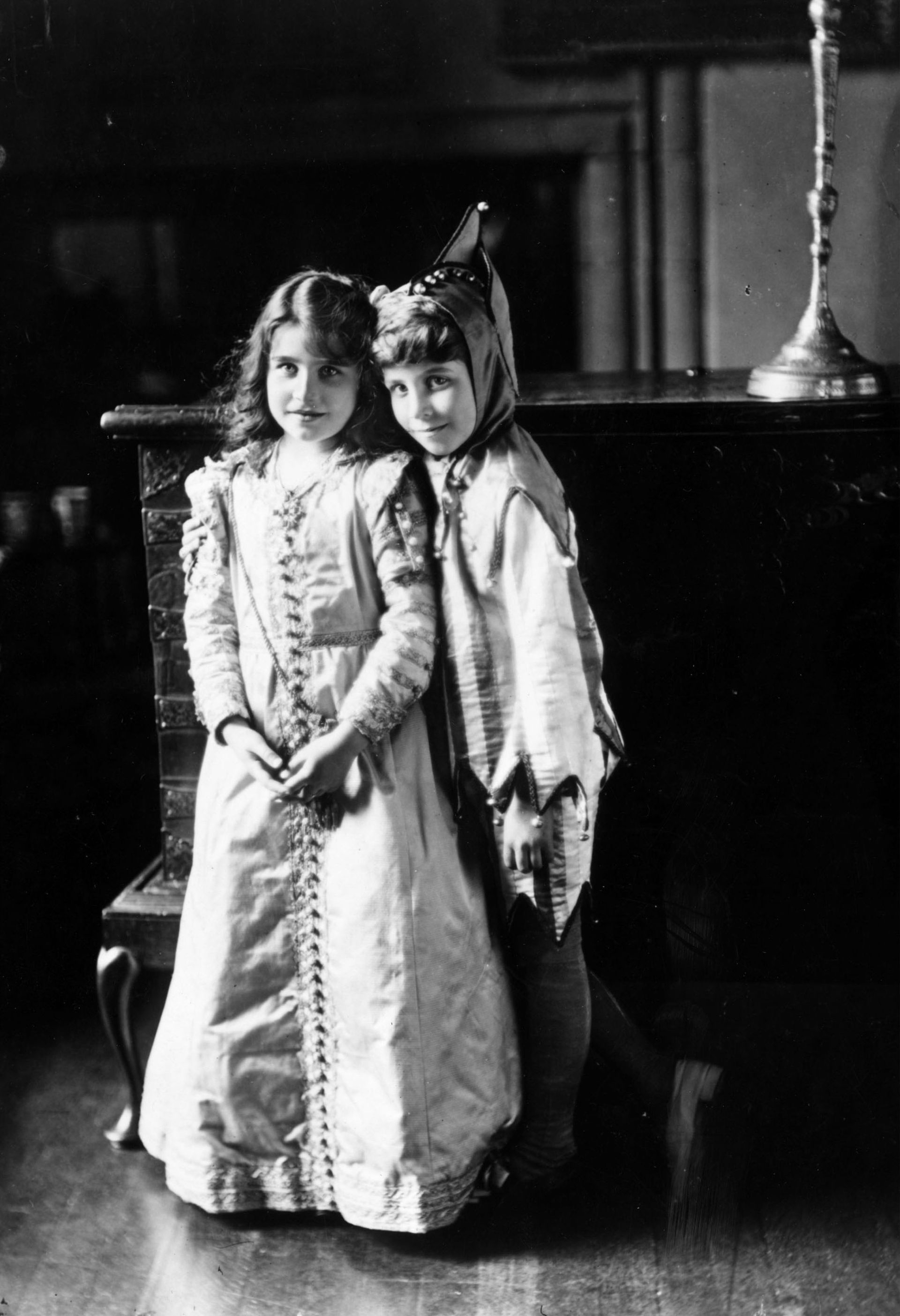Elizabeth et son frère David, au château de Glamis, vers 1909…