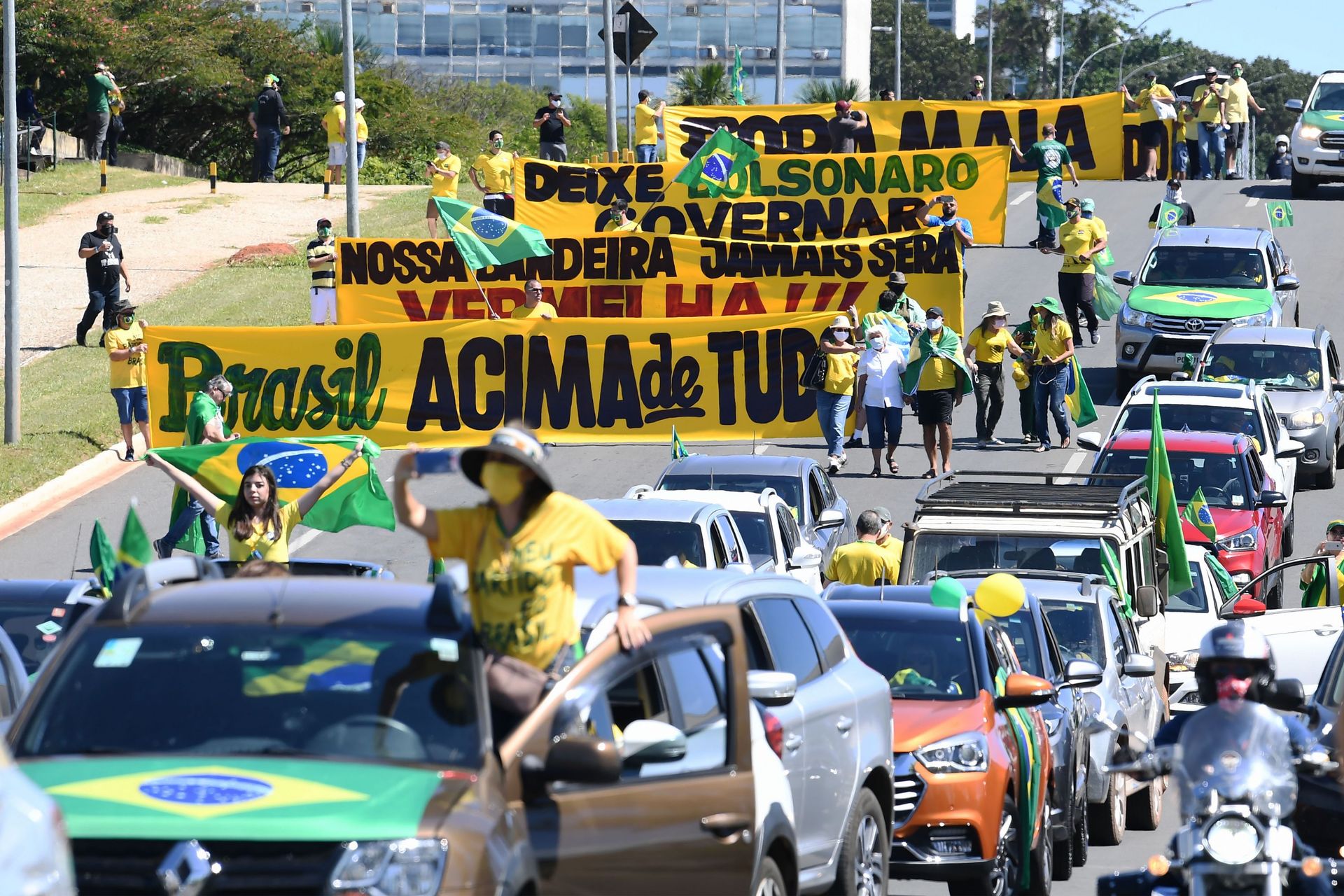 Les partisans du président brésilien Jair Bolsonaro participent à une manifestation pour montrer leur soutien à leur chef, à Brasilia, le 3 mai 2020 lors de la nouvelle pandémie de coronavirus COVID-19.