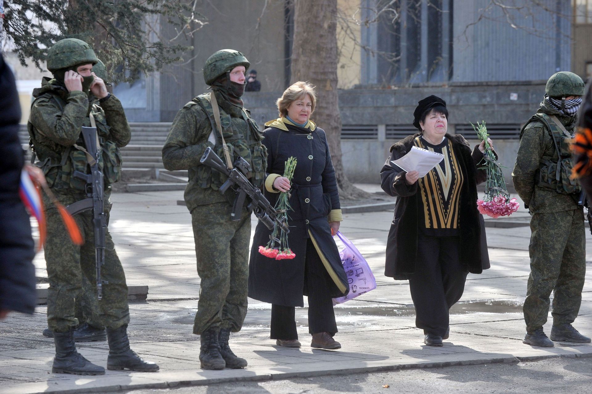 En face du parlement de Crimée, femmes et soldats armés non-identifiés