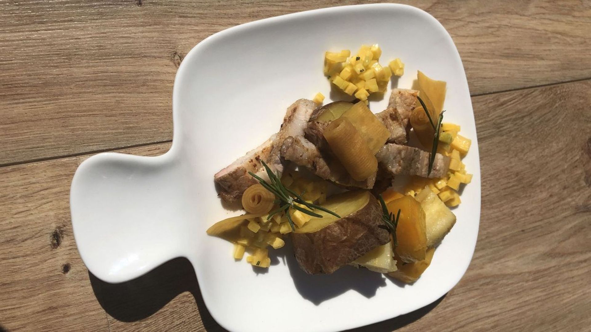 Lard mariné au barbecue, avec déclinaison chaude et froide de carotte