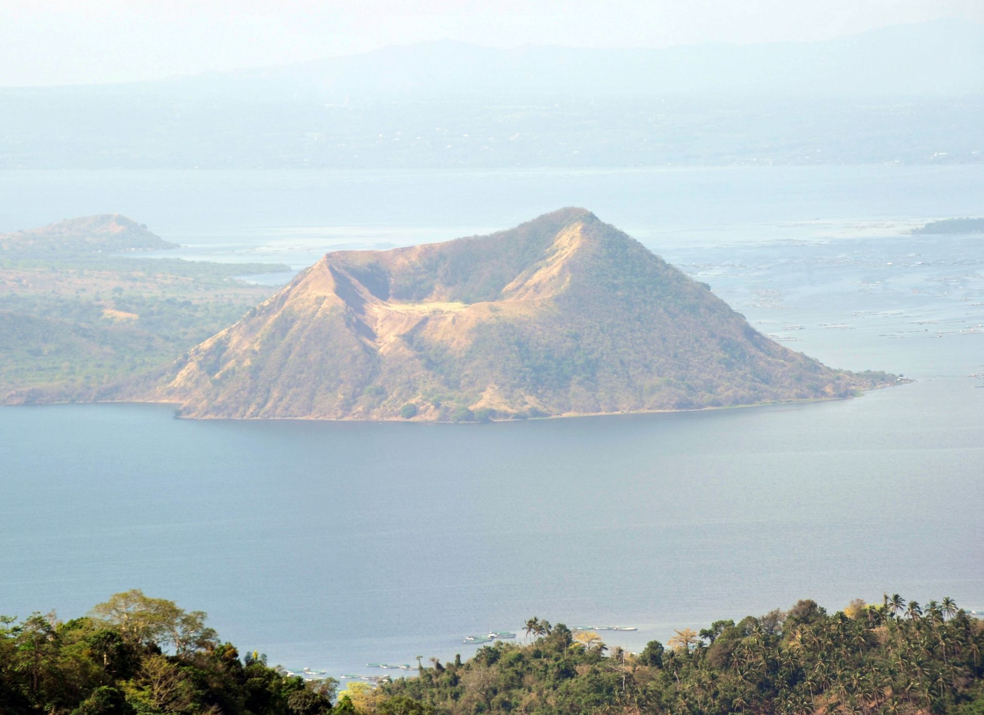 Le volcan Taal, l'un des plus actifs des Philippines et en éruption depuis plusieurs jours. 