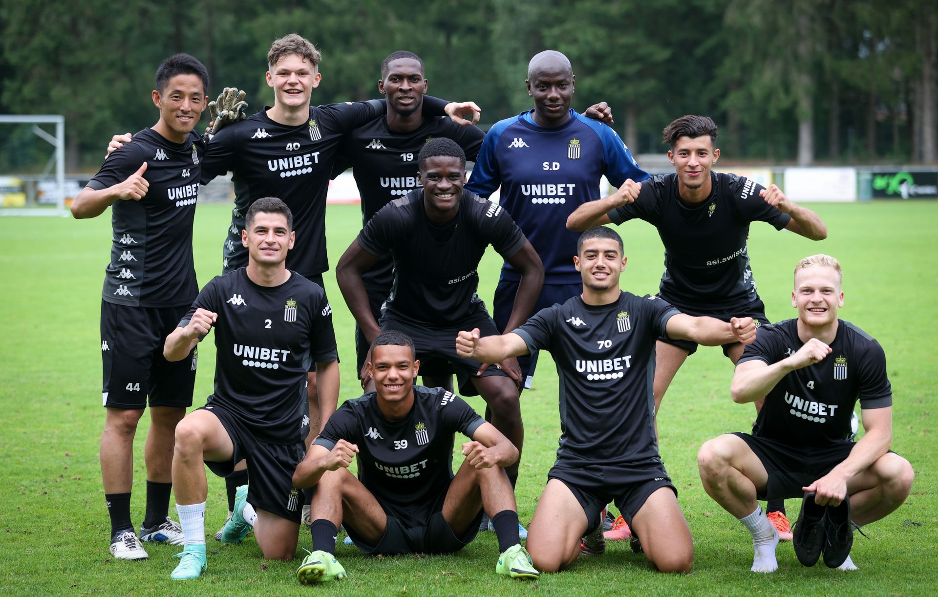 Anass Zaroury et sa "famille" carolorégienne