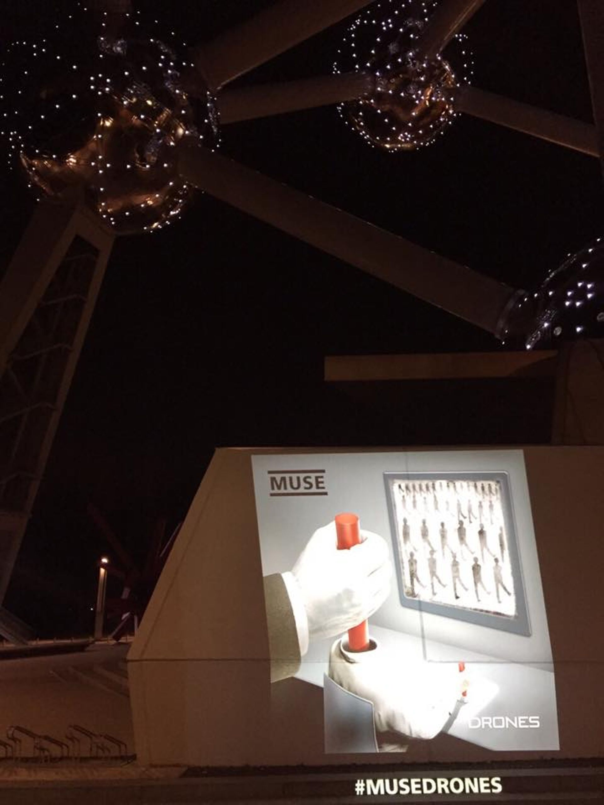 La pochette de Muse projetée au Palais Royal, à la Tour Reyers, à l ...