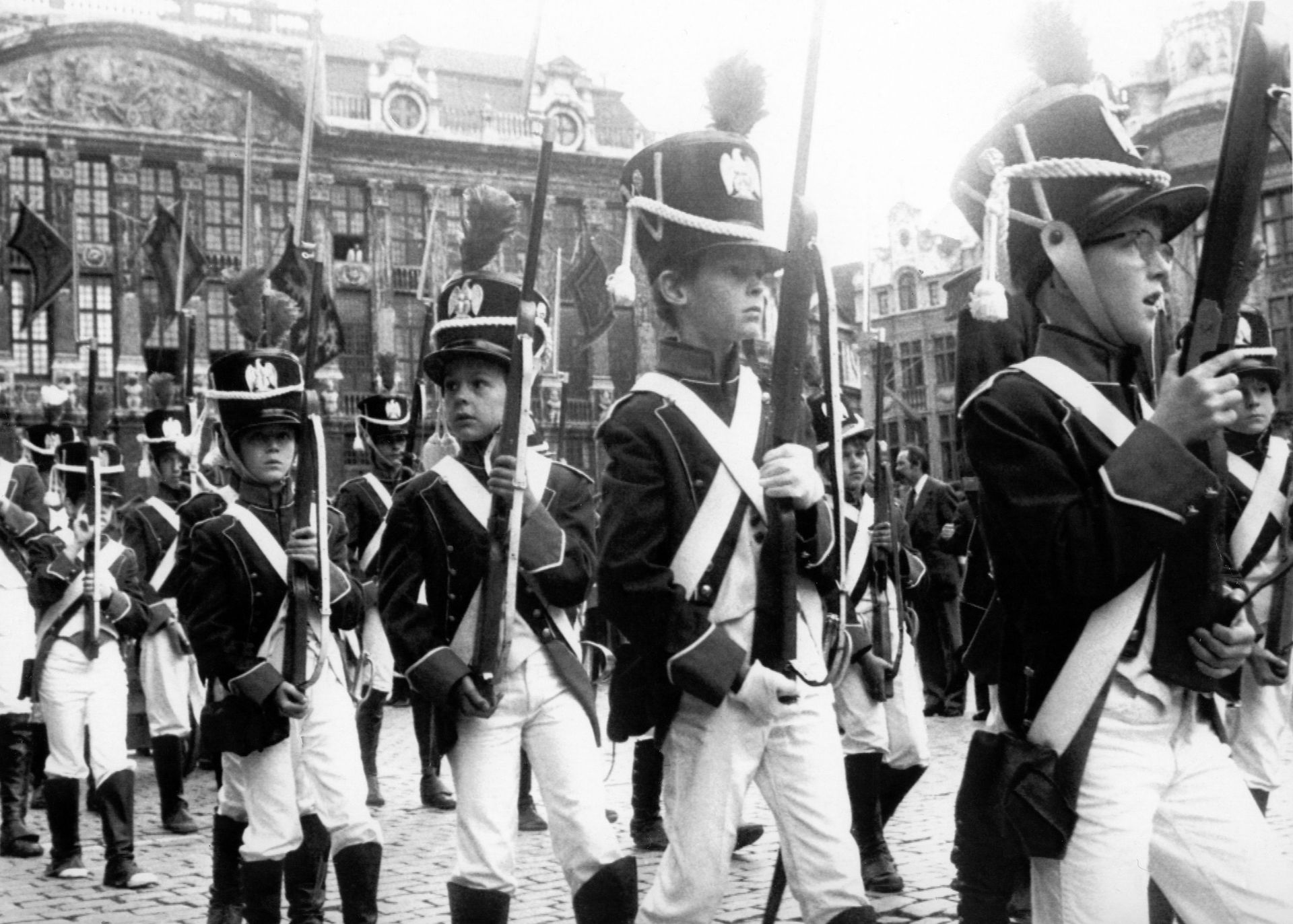 Adolescents reconstituant la "Marche historique de 1815" sur la Grand'Place de Bruxelels, le 29 juin 1980.