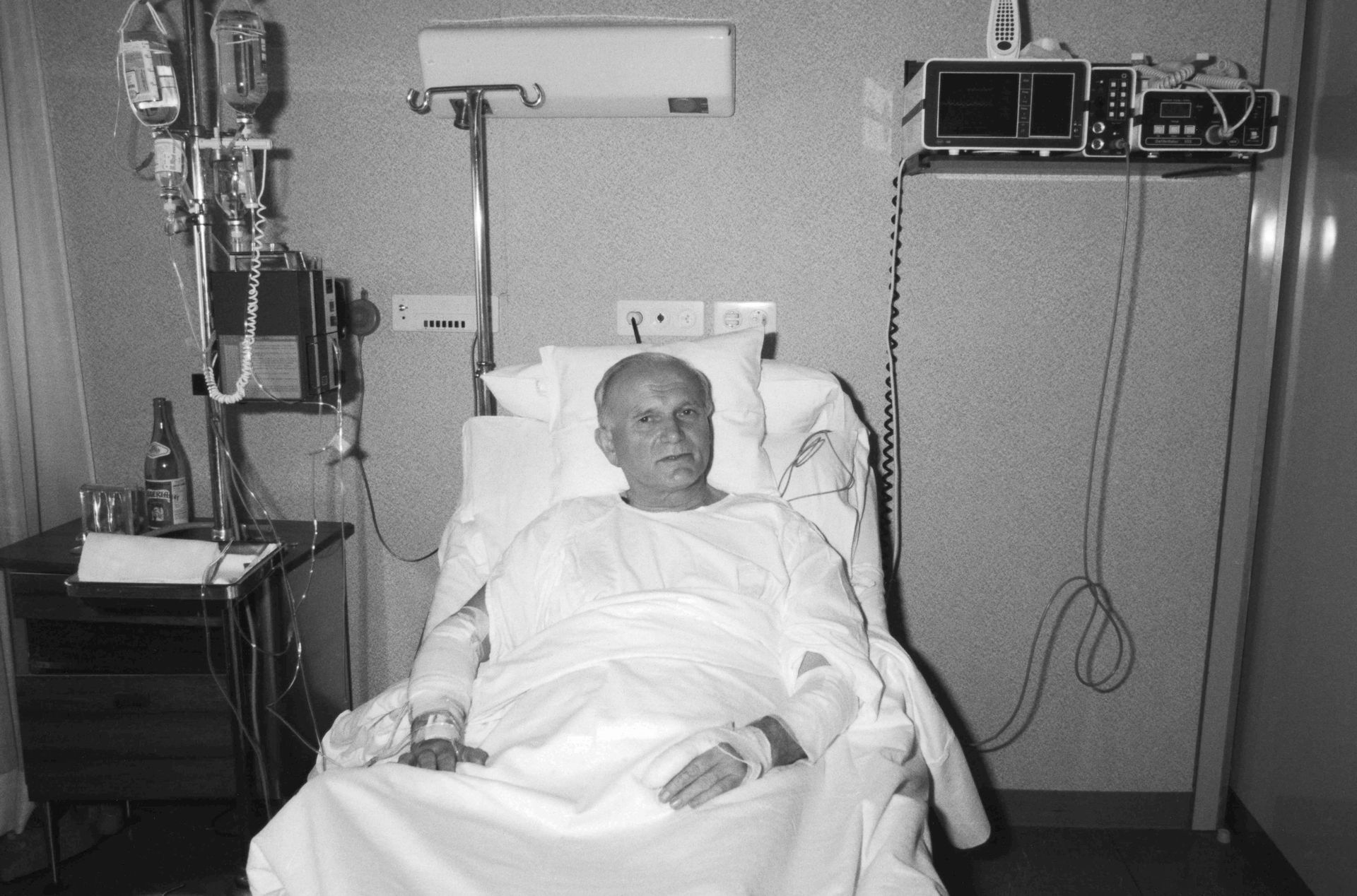 Le Pape Jean-Paul II dans sa chambre d’hôpital au Policlinico Gemelli de Rome après la tentative d’assassinat dont il fut l’objet en juin 1981.
