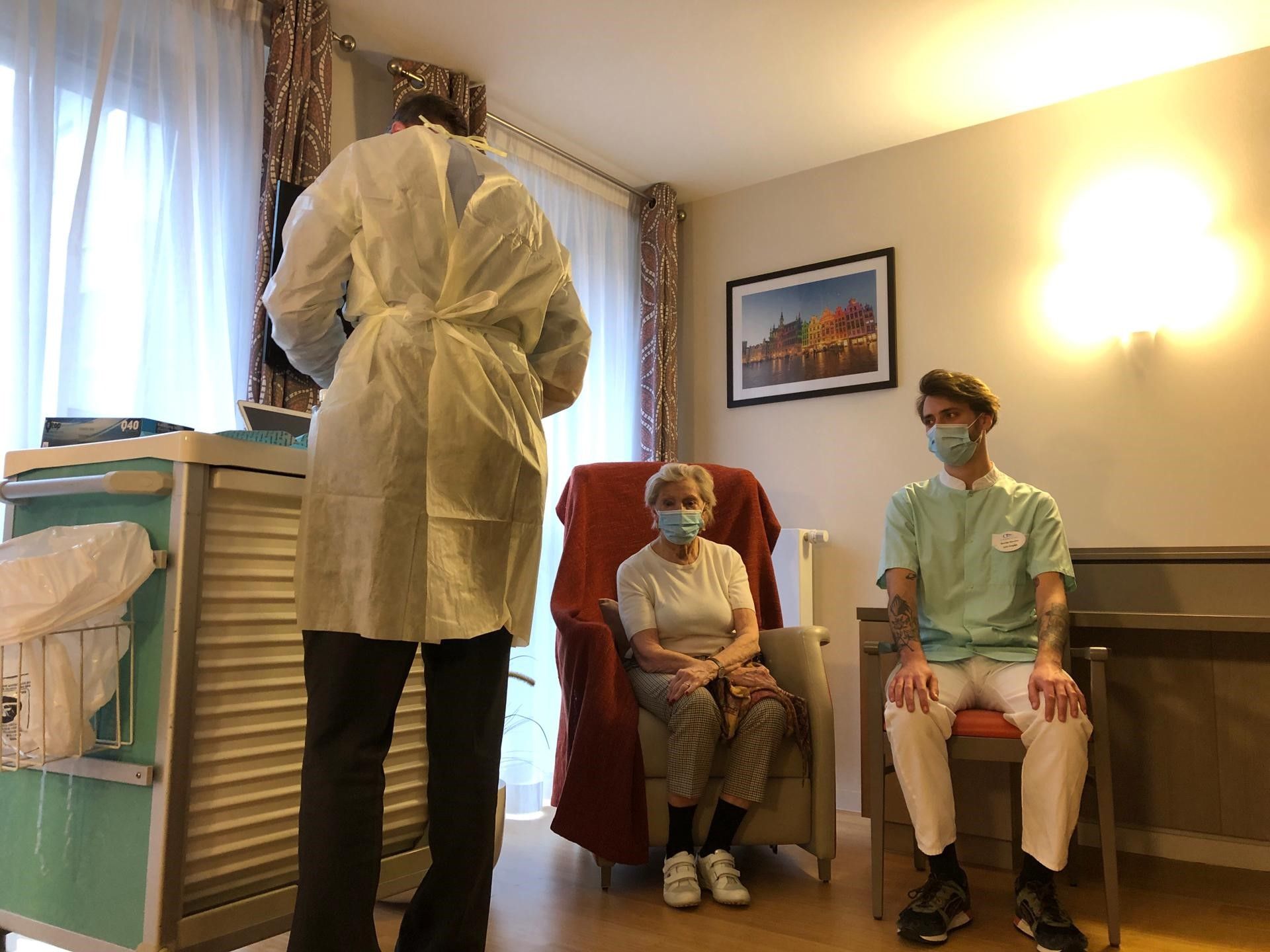 Lucie Vandamme, 88 ans, se fait vacciner contre le COVID 19 à la résidence du Prince Royal d'Ixelles