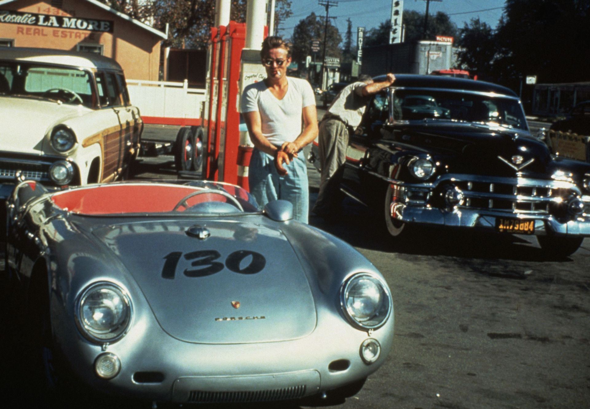 James Dean avec sa Porsche 550 Spyder, peu de temps avant son accident fatal. 