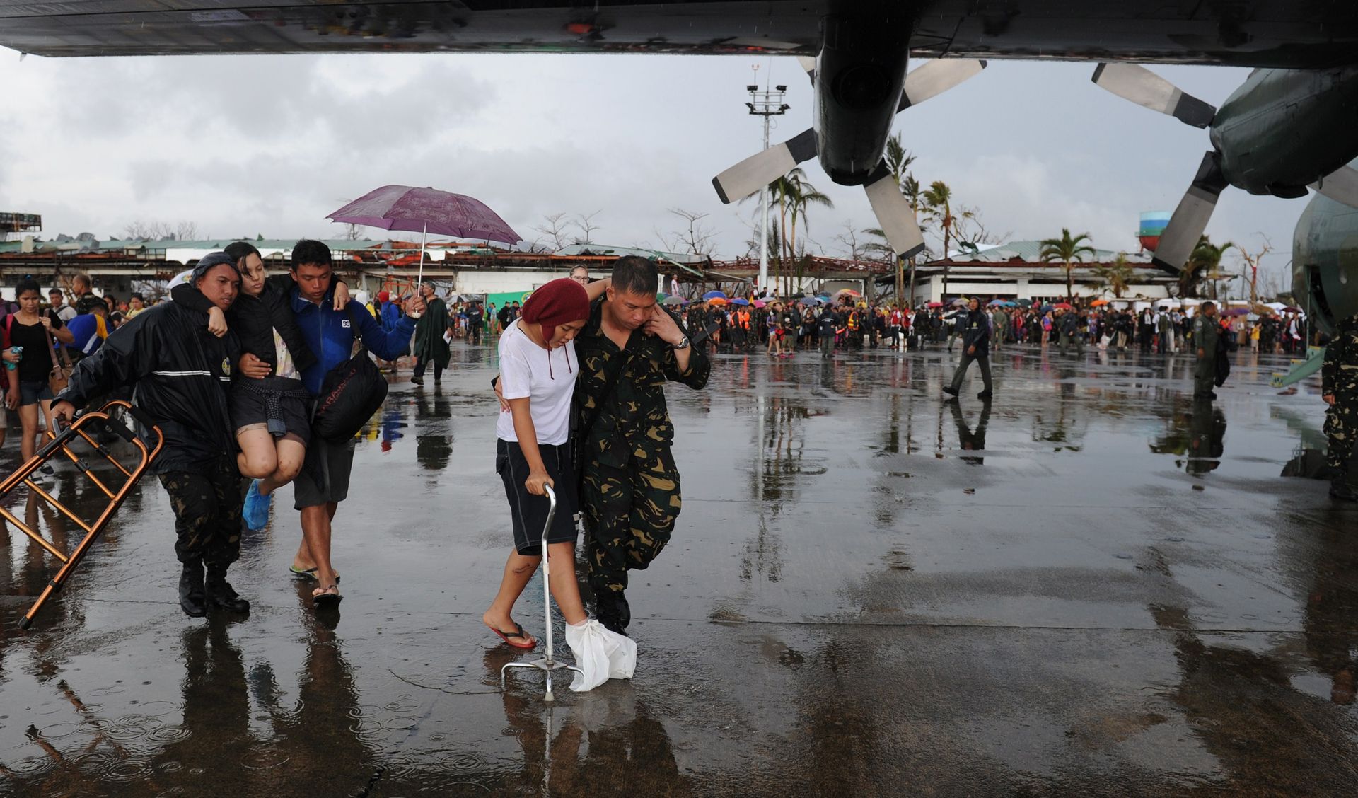 Des centaines de Philippins faisant la file pour embarquer dans les avions.