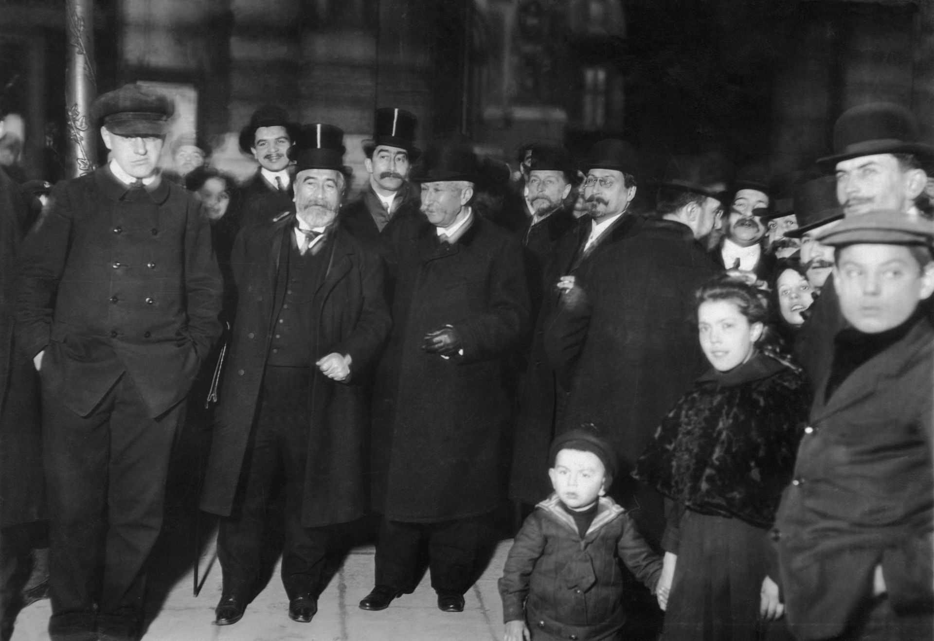Le pionnier Ader et ses amis durant un événement organisé par les frères Wright, en 1905