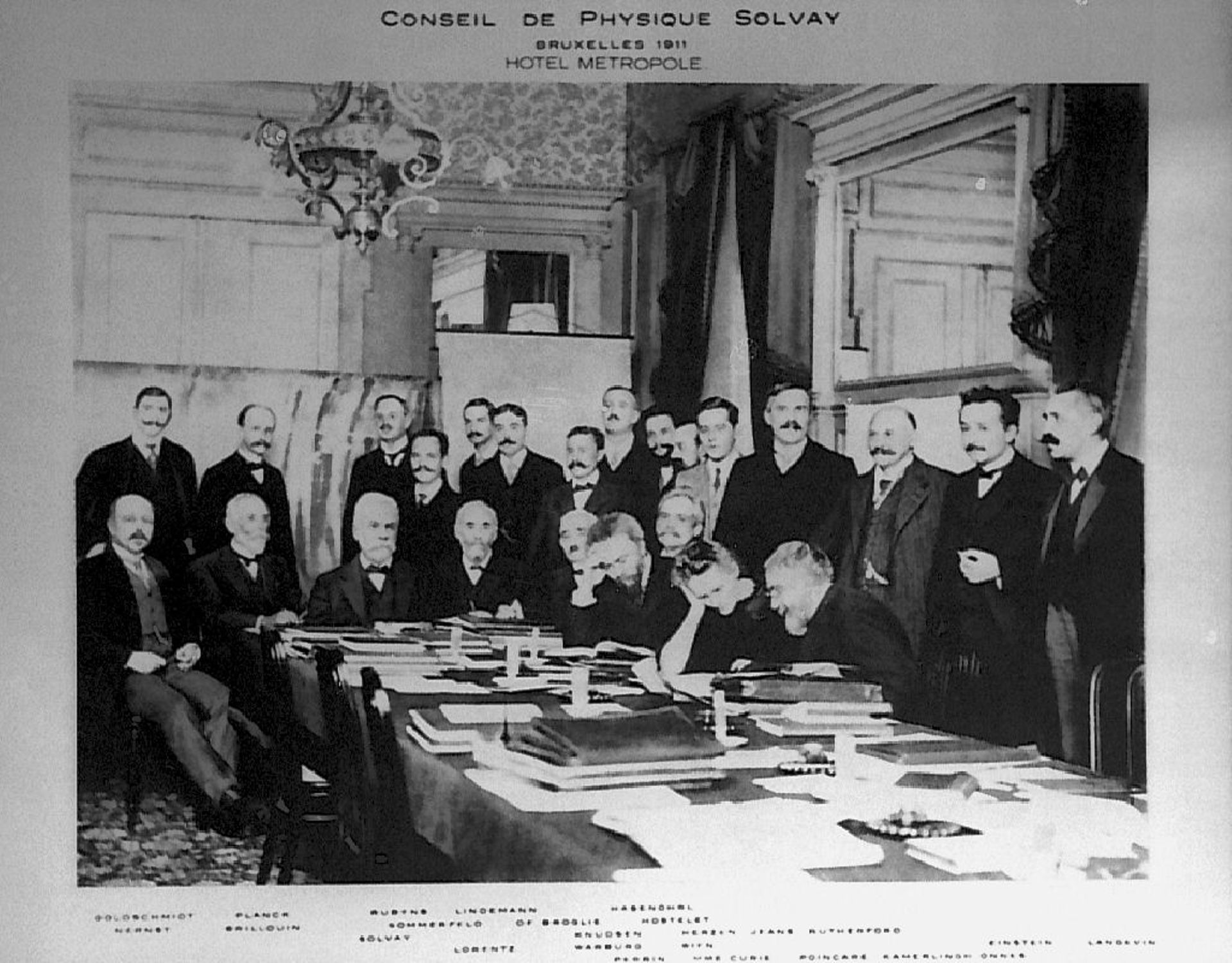 La photo officielle du premier congrès Solvay de physique de 1911 à l'hôtel Métropole de Bruxelles.  