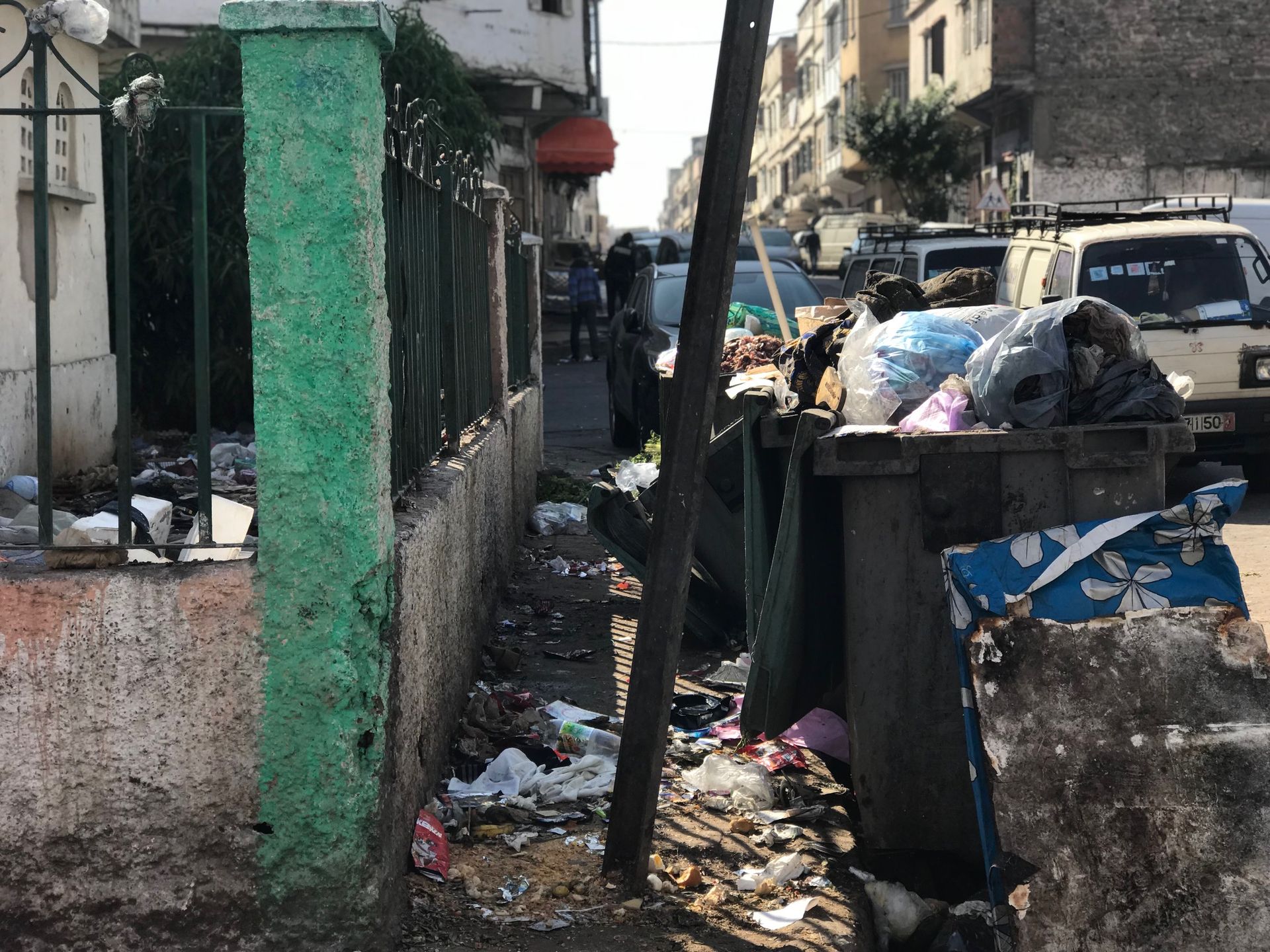 Azzedine Taoussi, membre de l'association El Miter Bouchentouf, interpelle régulièrement le maire de Derb Sultan au sujet de la gestion des ordures