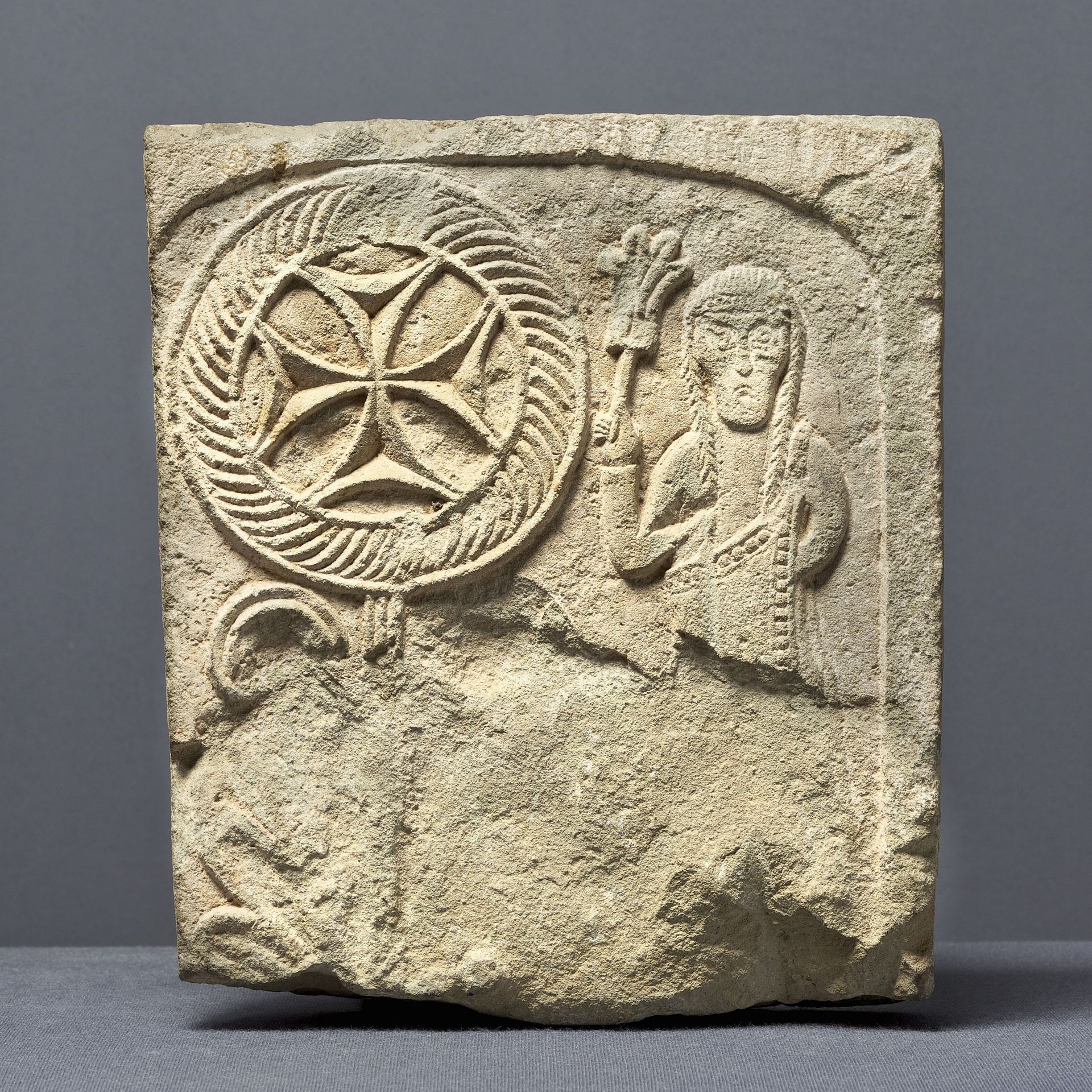 Fragment d’une stèle avec croix à branches égales, 6e siècle, Samtsévrissi