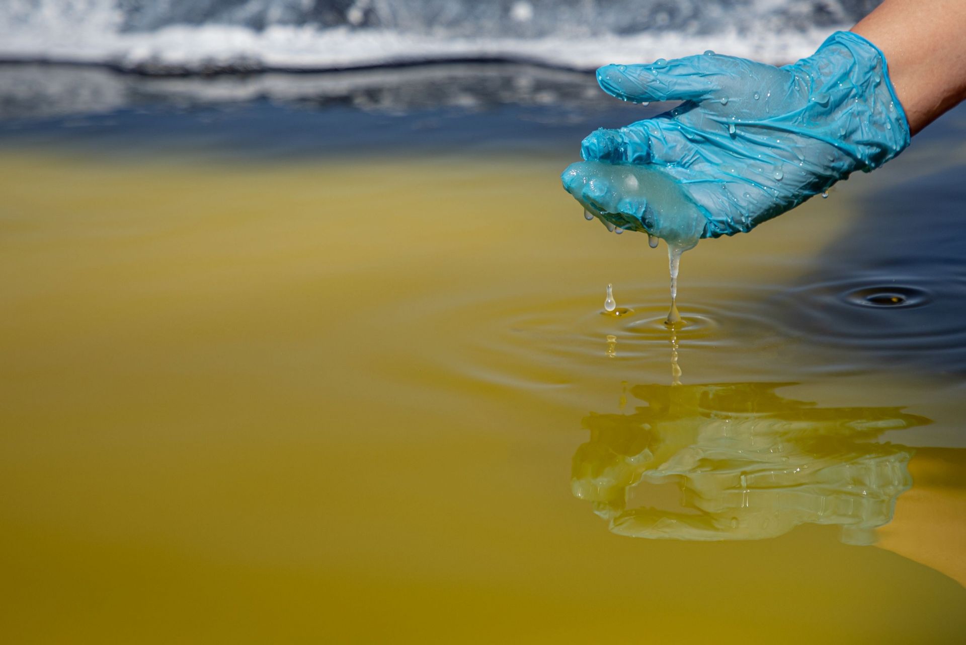 Un ouvrier prend de la saumure de lithium à la mine dans le désert d’Atacama à Salar de Atacama, au Chili, le 25 octobre 2022.