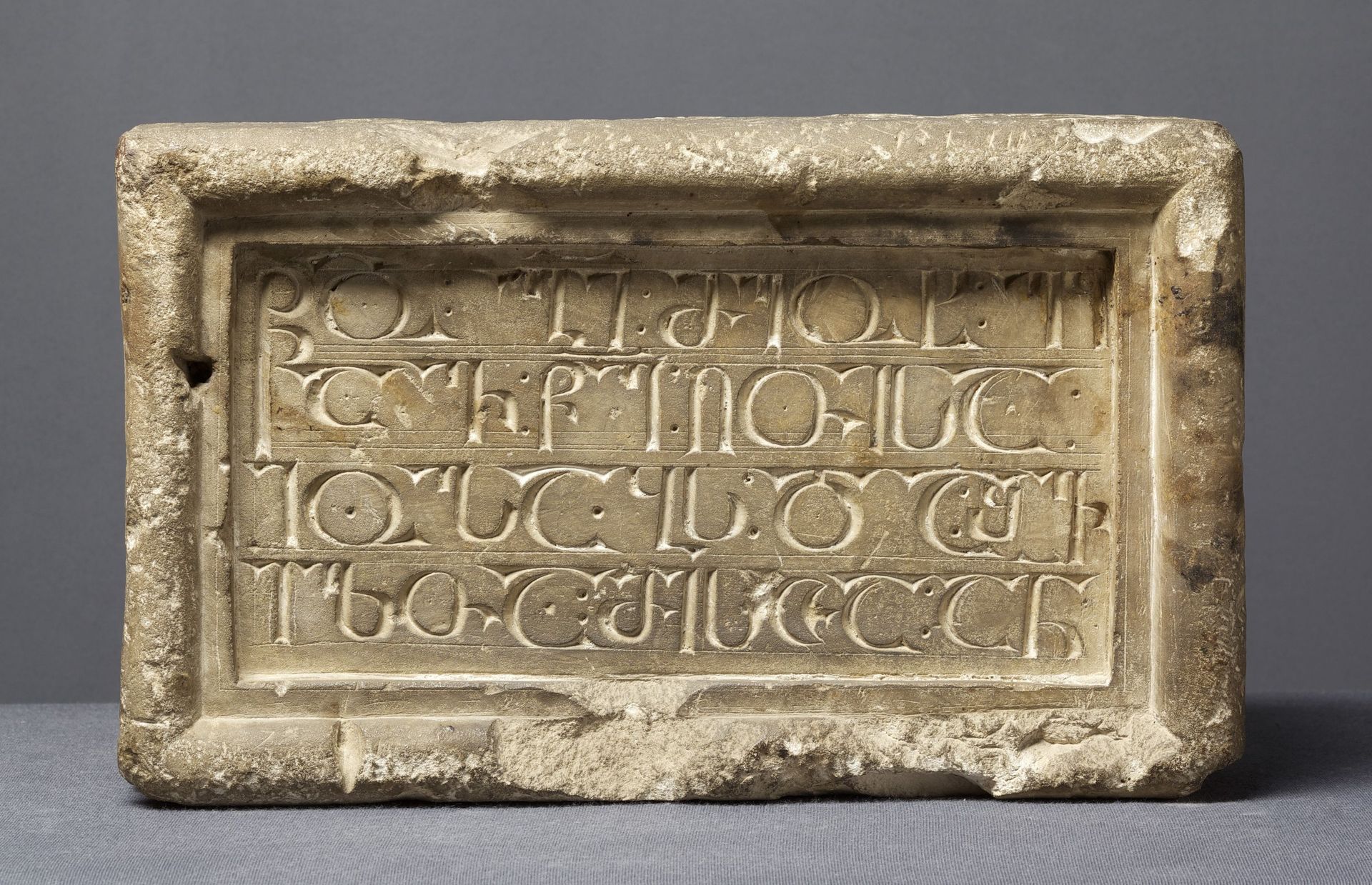 Fragment d’un relief avec une inscription en géorgien, 11e s., église en pierre de Katskhi, Imérétie