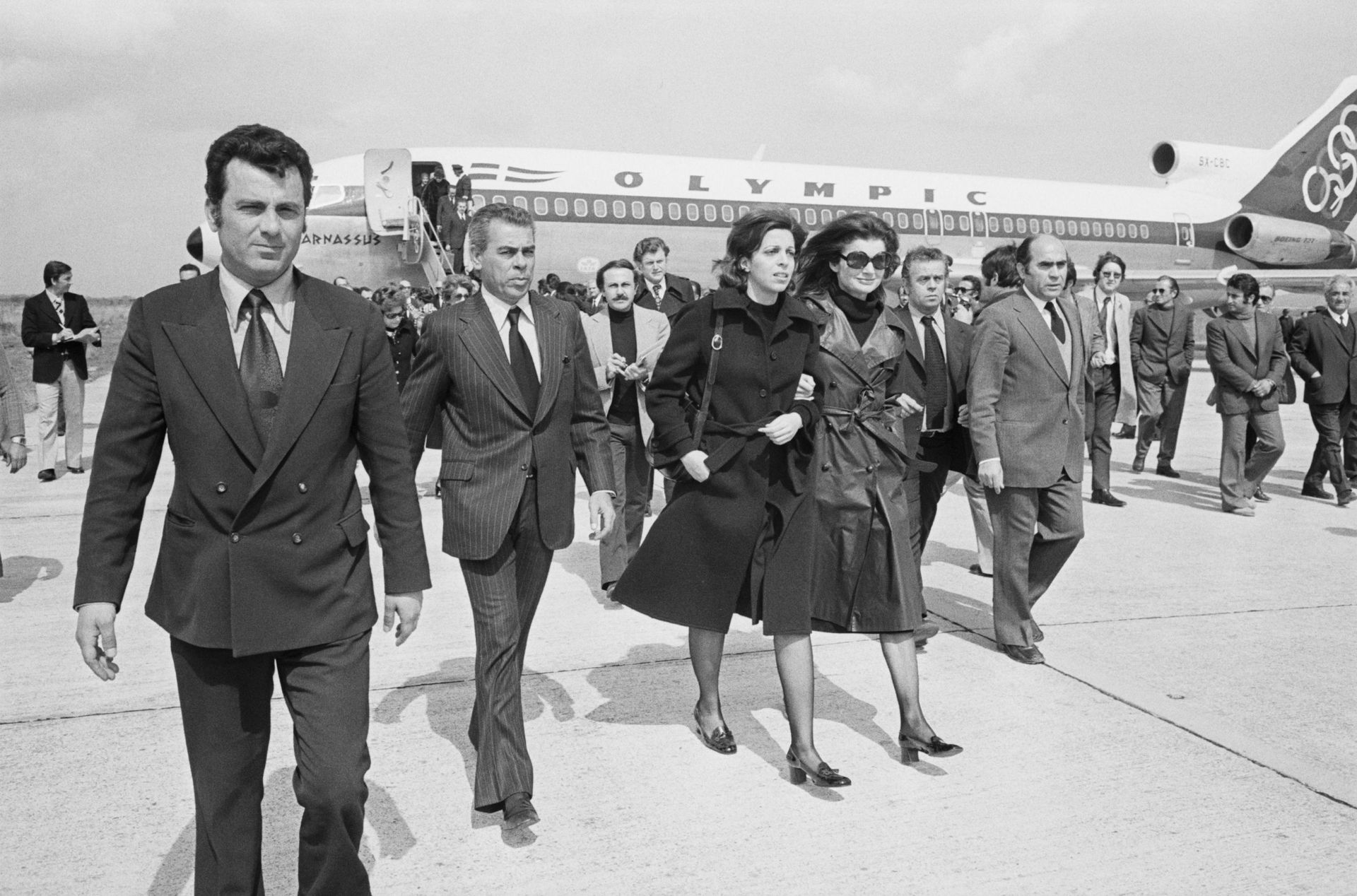 Jackie Onassis accompagne Christina Onassis lors du rapatriement du corps d’Aristote, de Paris en Grèce.