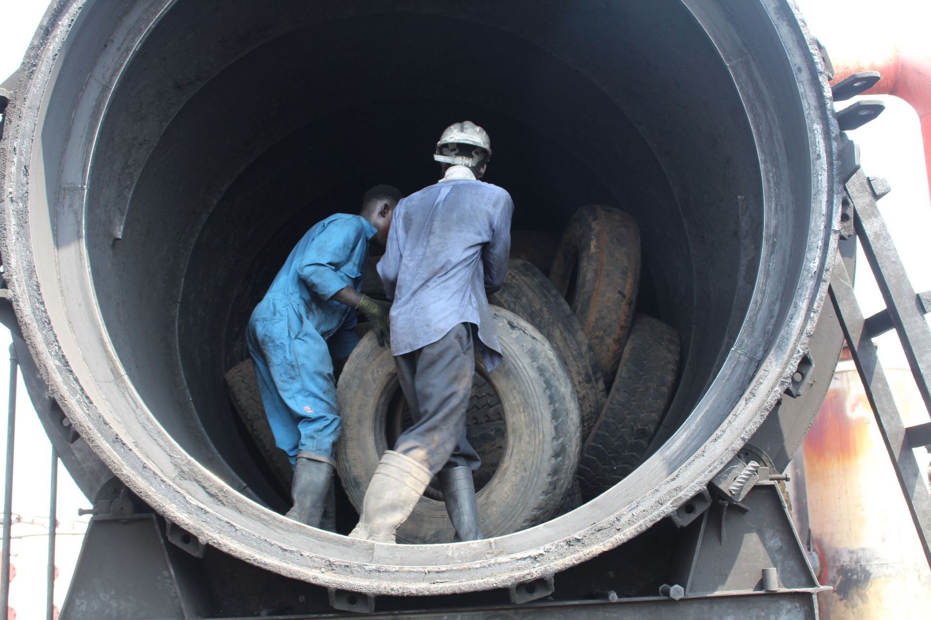 Transformer les pneus en carburant, une idée portée par un entrepreneur  ghanéen - rtbf.be