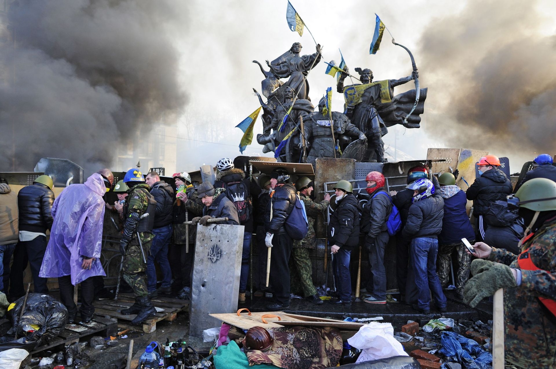 Des manifestants anti-gouvernementaux affrontent la police sur la place de l’Indépendance, le 19 février 2014 à Kiev, en Ukraine.