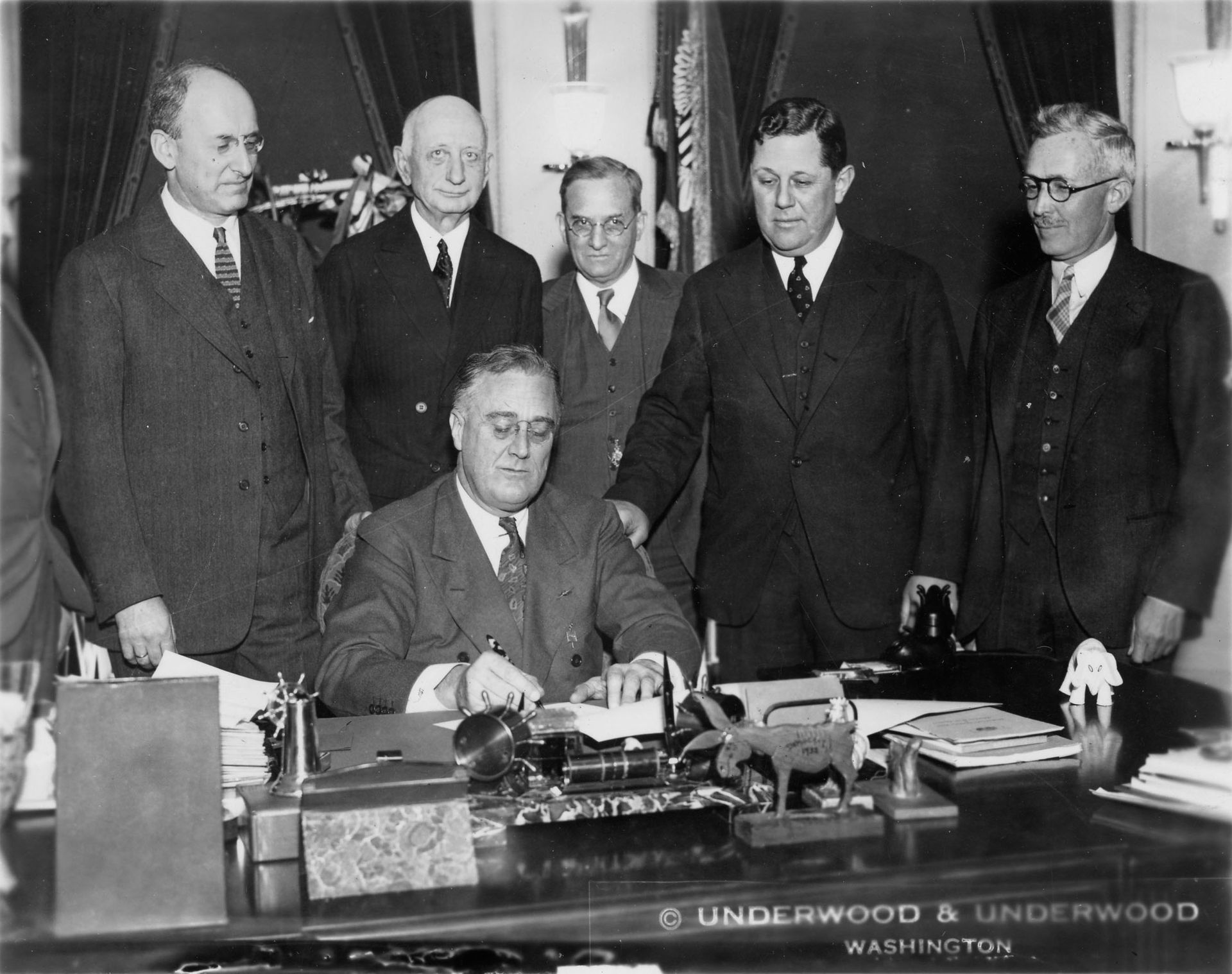 Franklin D. Roosevelt signe le projet de loi " Gold bill" en 1934