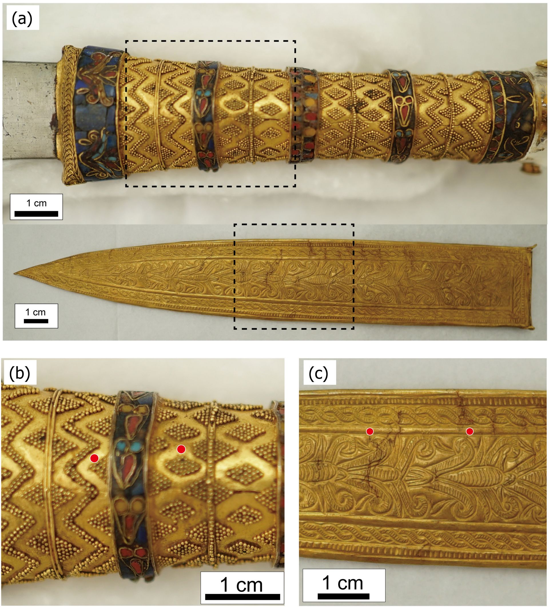 Le pommeau et le fourreau de la dague de Toutankhamon, en or, finement ciselés et décorés de pierres précieuses.