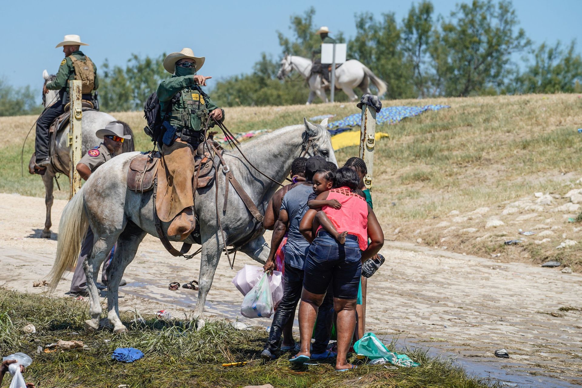 Un agent de la patrouille frontalière des États-Unis à cheval tente d’empêcher des migrants haïtiens d’entrer dans un campement sur les rives du Rio Grande près du pont international Acuna Del Rio à Del Rio, au Texas, le 19 septembre 2021.