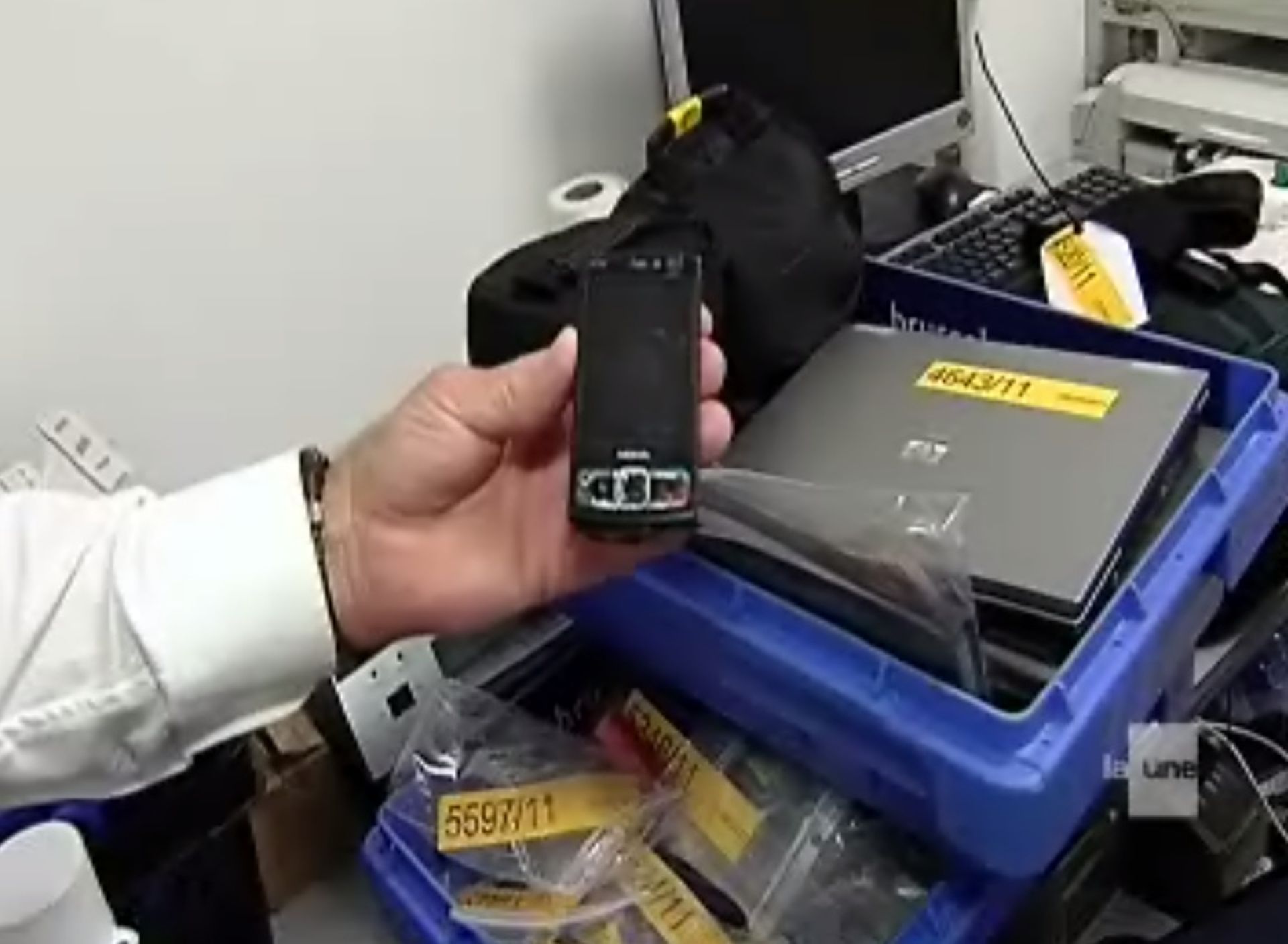 Retrouver Un Objet Perdu Avec Des Ciseaux L'aéroport de Bruxelles regorge d'objets perdus - rtbf.be