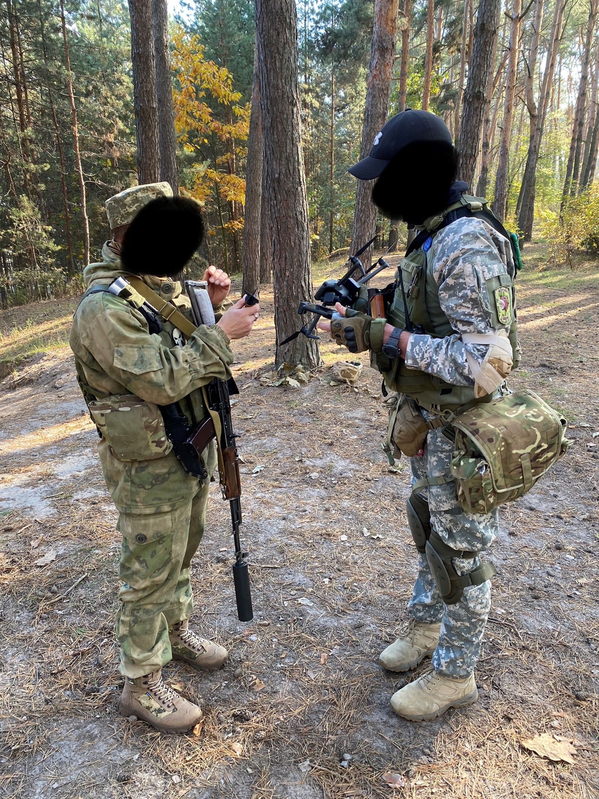 Dronistes militaires ukrainiens du bataillon "Sturm" dans les forces spéciales de l’armée ukrainienne, le 14 octobre 2022.