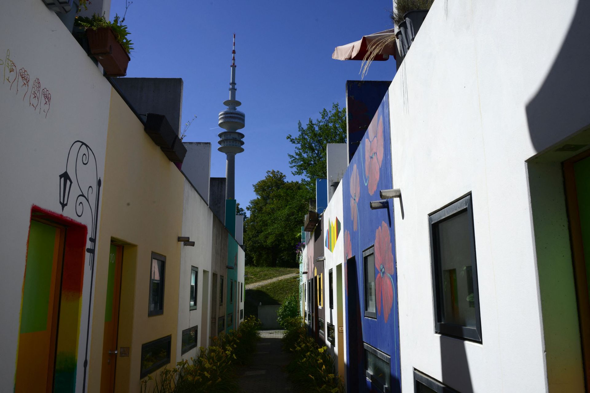 Des bungalows utilisés pour le logement des étudiants, aux façades colorées, sont photographiés à distance de marche de la Tour olympique (Olympiaturme), utilisée comme tour de télévision, au village olympique de Munich, dans le sud de l’Allemagne, le 17 