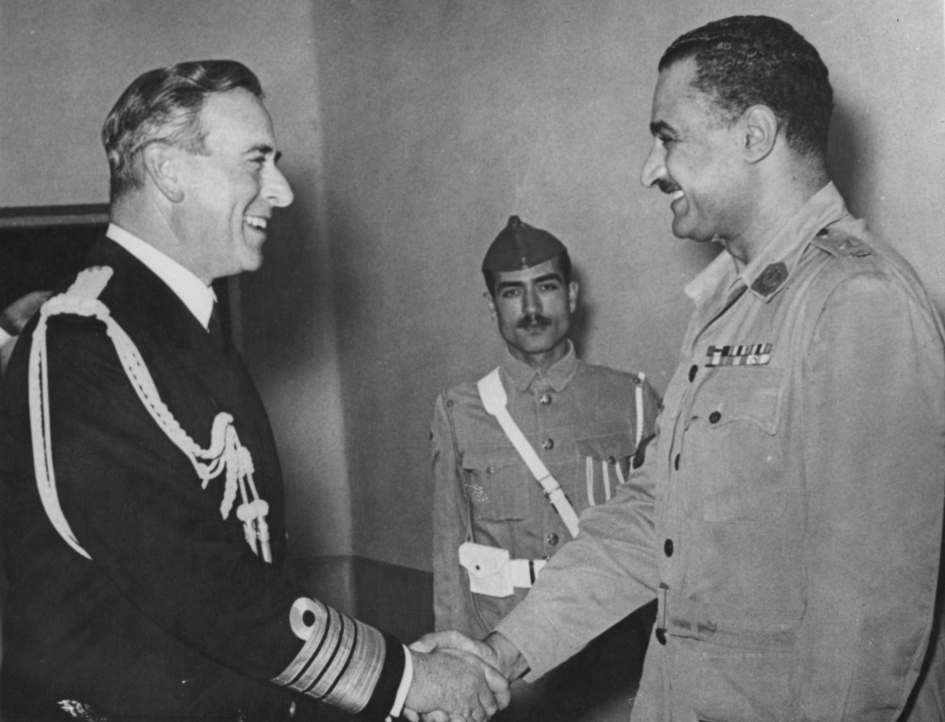 Lord Louis Mountbatten rencontre Gamal Abdel Nasser, Premier ministre égyptien, au Caire en 1954.