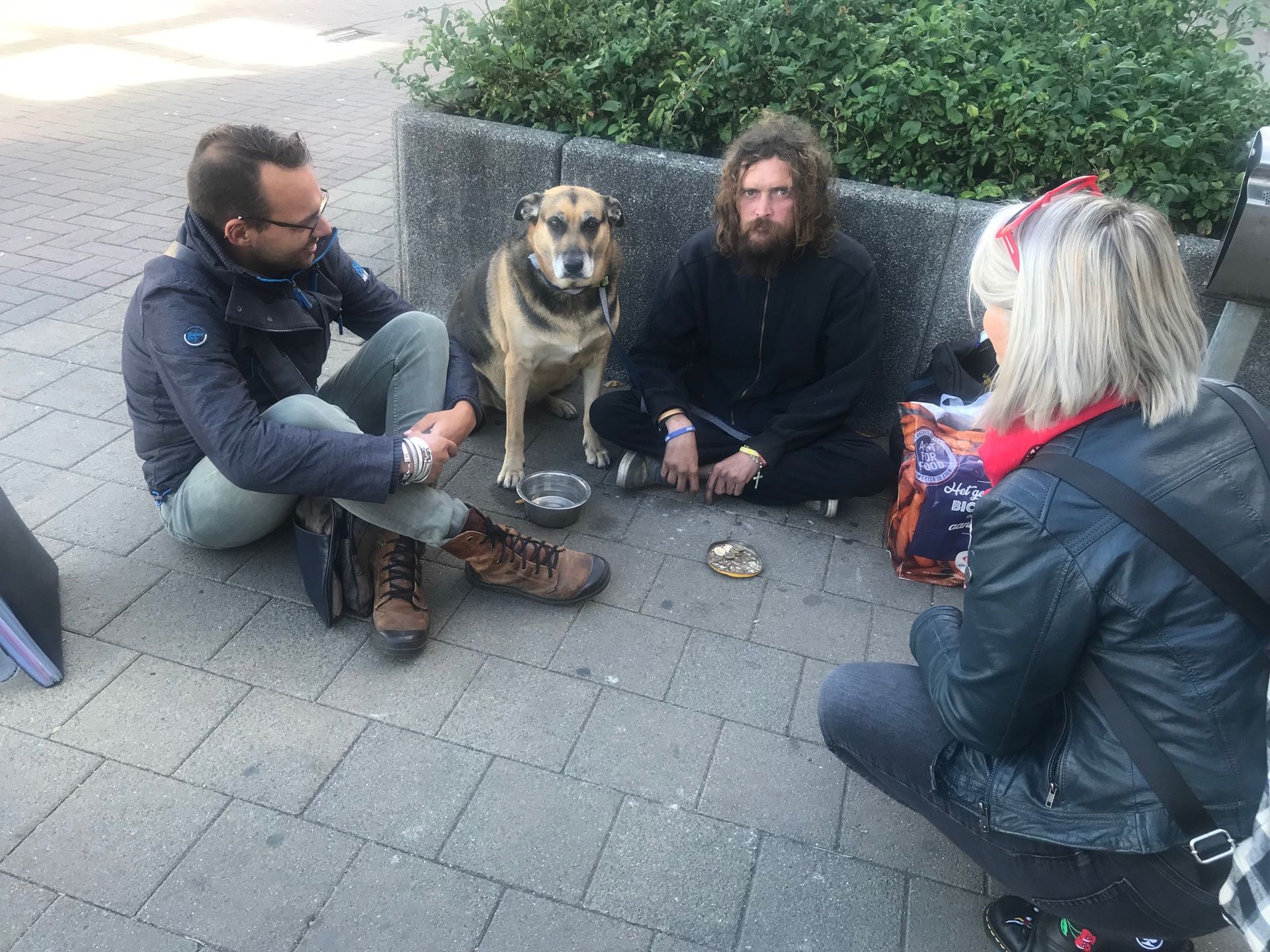Fred a désormais un logement, même s'il continue à faire la manche pour "voir des gens".