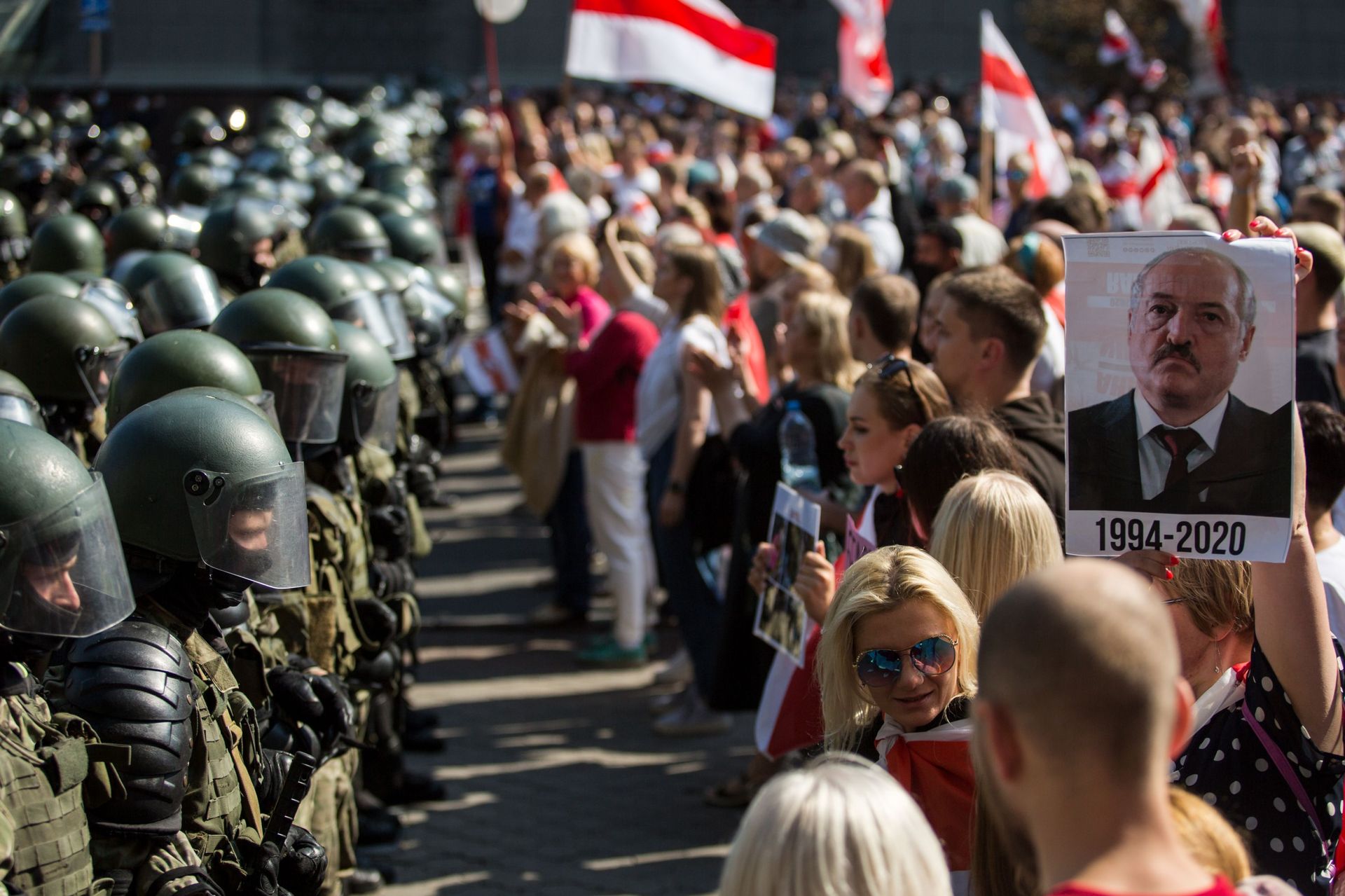 Les forces de l'ordre face à des milliers de manifestants à Minsk, le 30 août 2020.