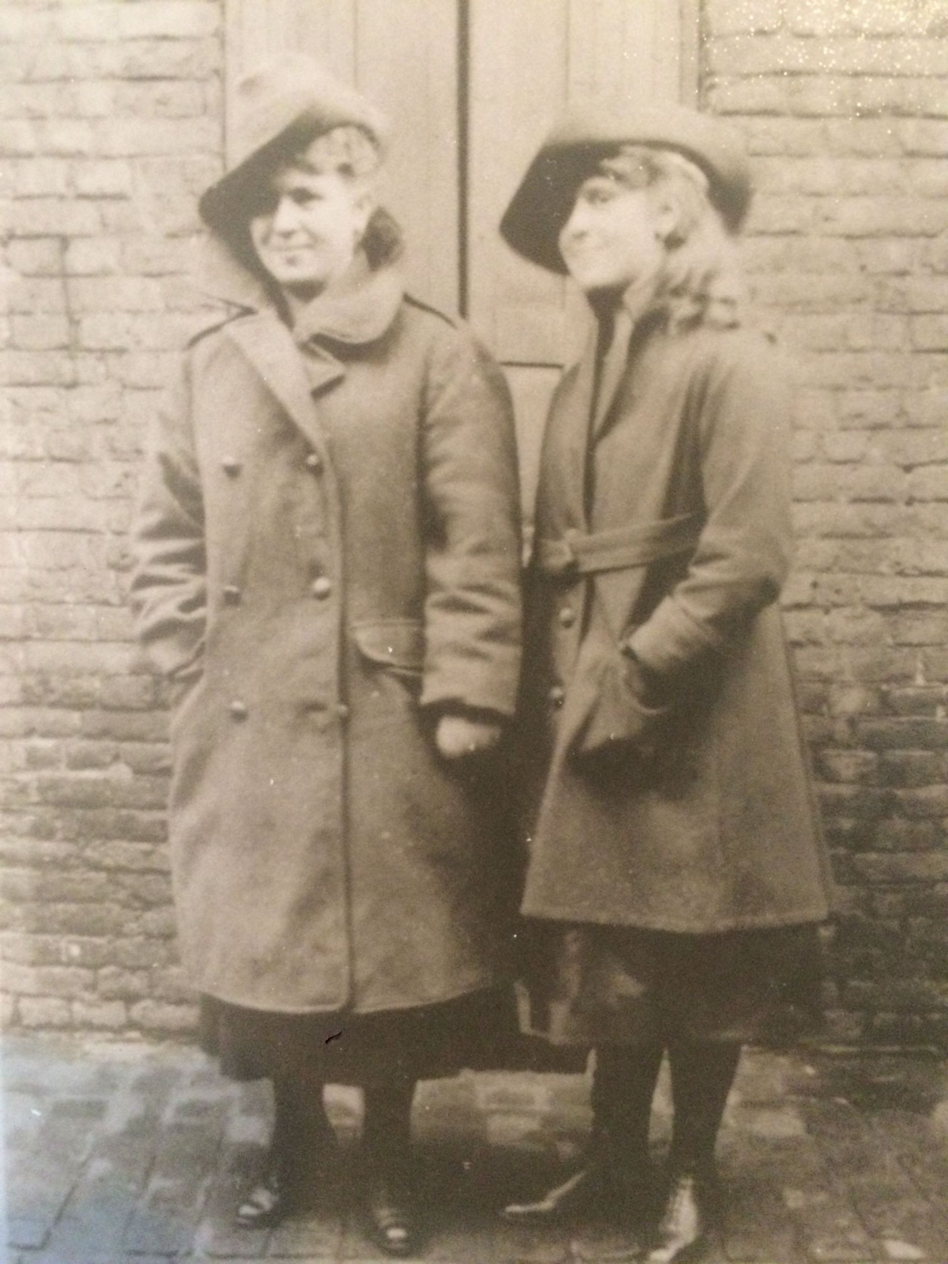 Les deux soeurs Gheur portant le "great coat" et coiffées du "slouch hat" des soldats australiens