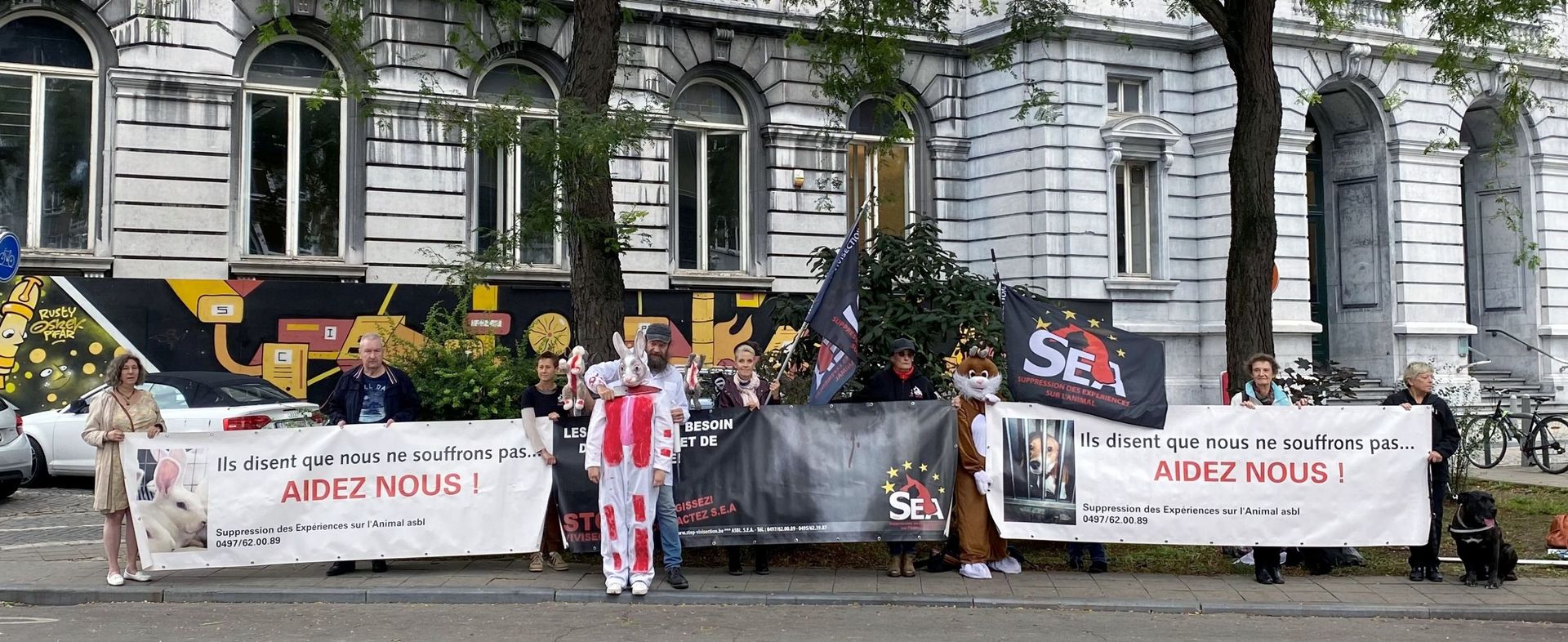 Manifestation contre l'expérimentation animale devant le bâtiment central de l'Université