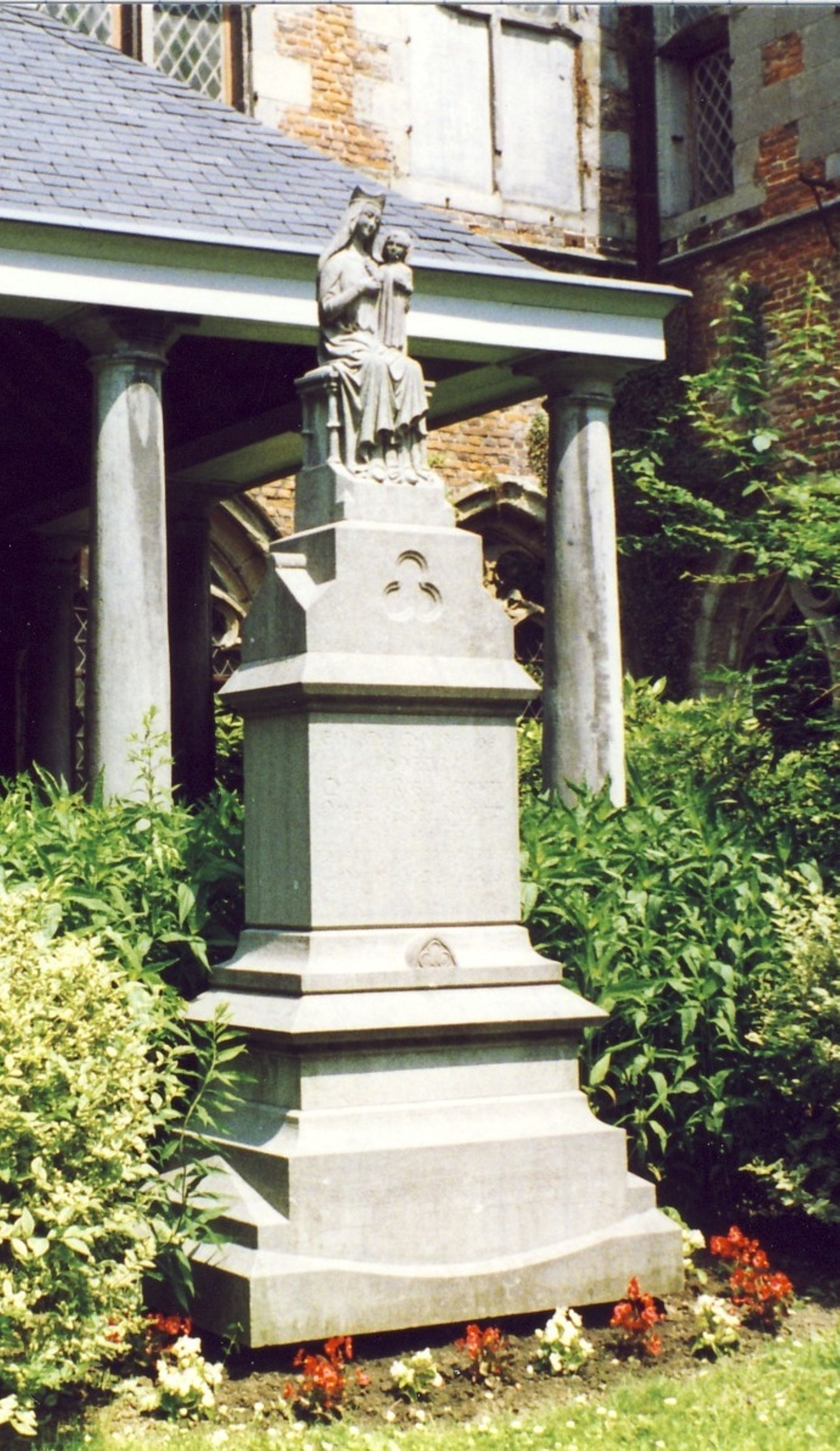 Le monument à Sœur Marie-Rose, préau de l’hôpital de Lessines.