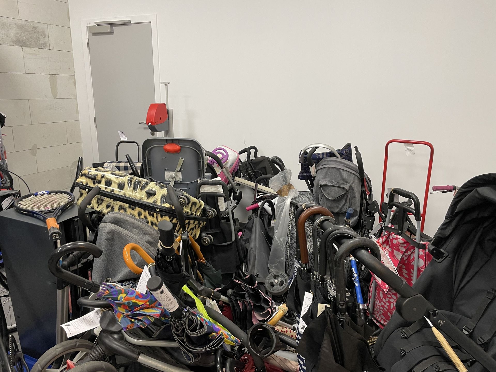 Une valise léopard et la collection automne-hiver des parapluies.