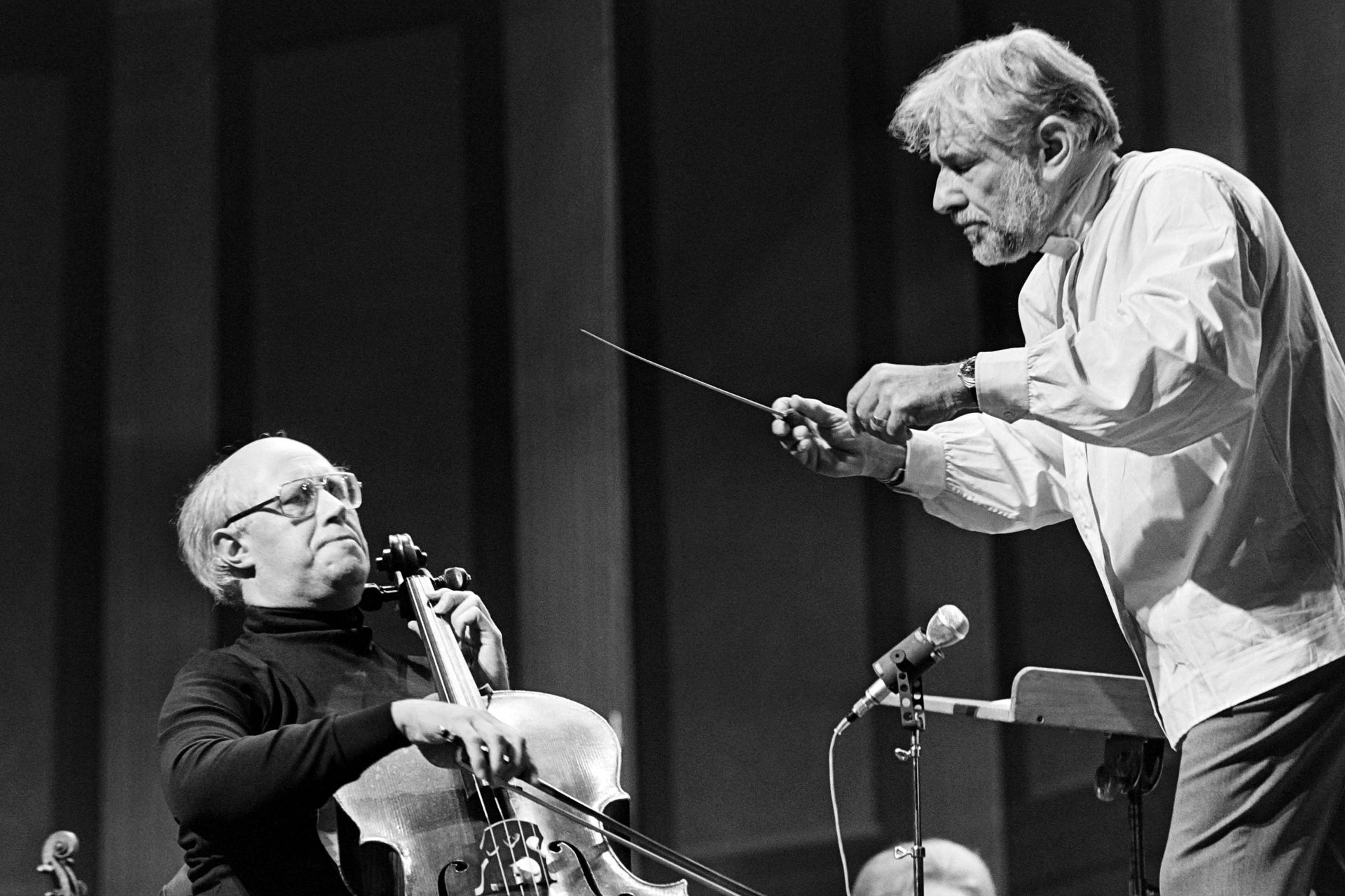 Le Russe Rostropovitch et l'Américain Bernstein au théâtre des Champs-Elysées à Paris, le 8 novembre 1976