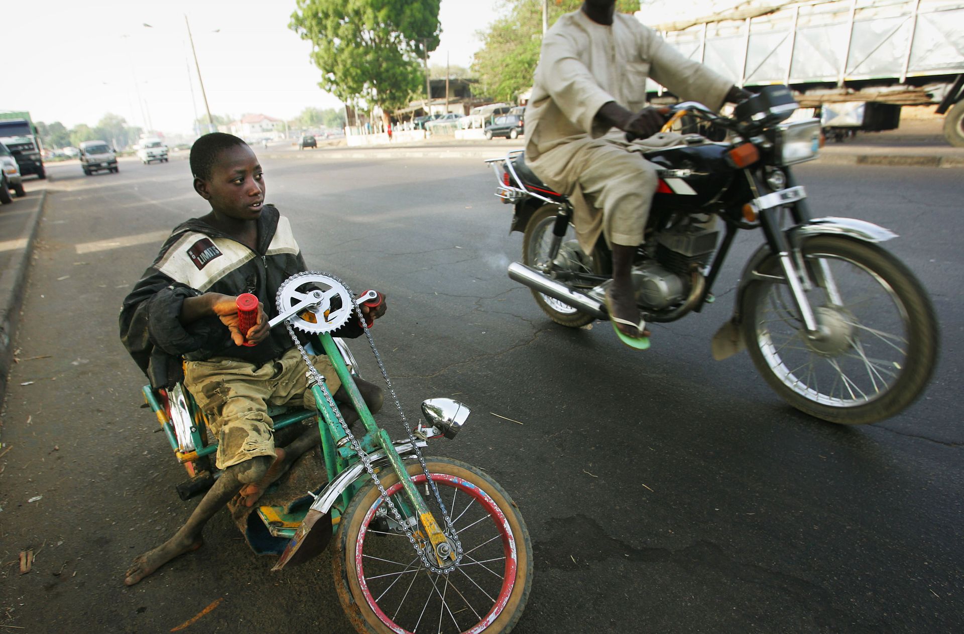 Au Nigeria, nombreux sont les jeunes victimes de polio ayant recours à des moyens de locomotion fait maison afin d'avoir une mobilité minimale. 