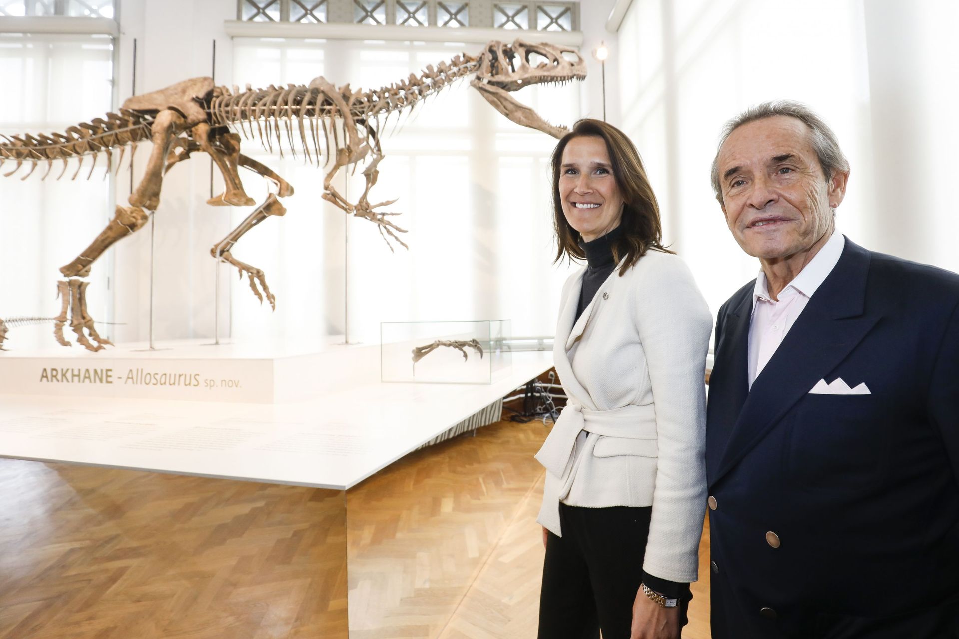 La Première Ministre Sophie Wilmès, alors ministre du budget, au Musée des Sciences Naturelles, avec Jacky Ickx, en 2019 