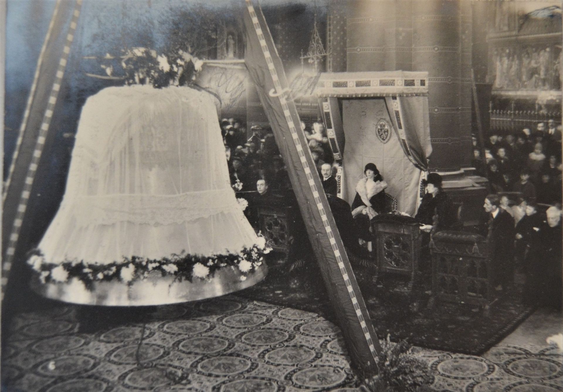 Le baptême du bourdon Elisabeth, en présence de la reine et de sa dame d’honneur, Ghislaine de Riquet, comtesse de Caraman-Chimay.
