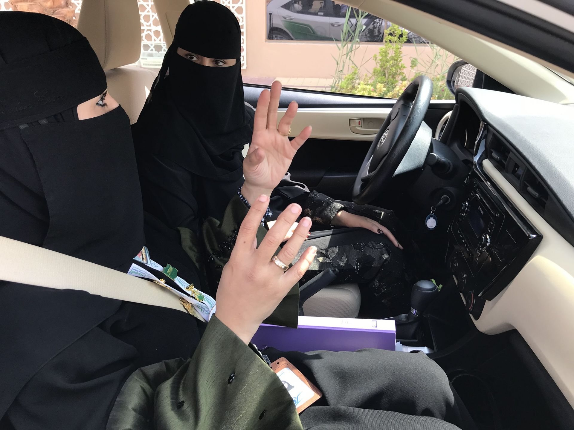 Une instructrice de la Saudi Driving School explique à son élève des notions de conduite à Riyad, Arabie saoudite.  
